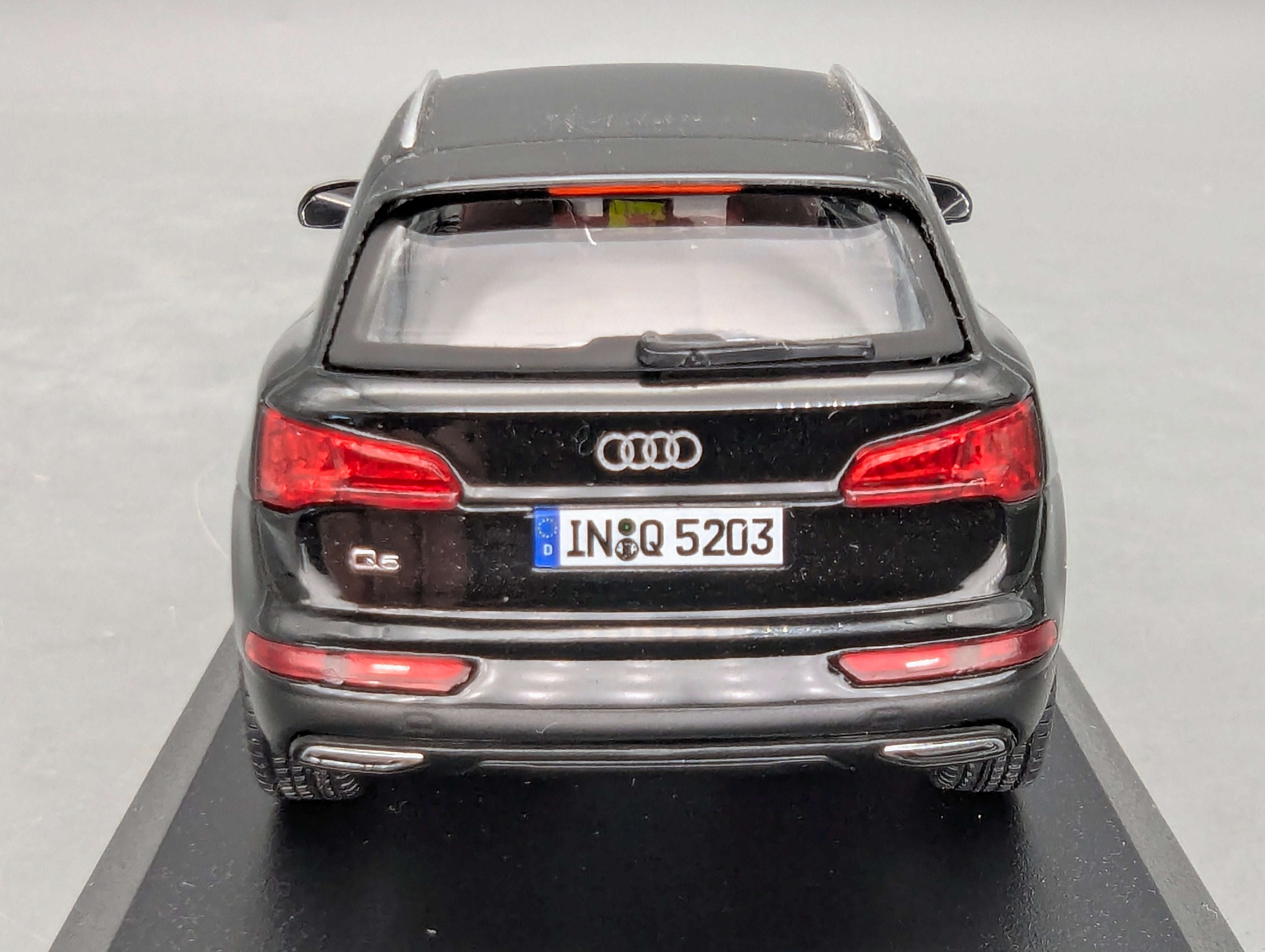 Modellautos 1:43 iScale Audi Q5 Mythosschwarz Schwarz mit Dealer OVP