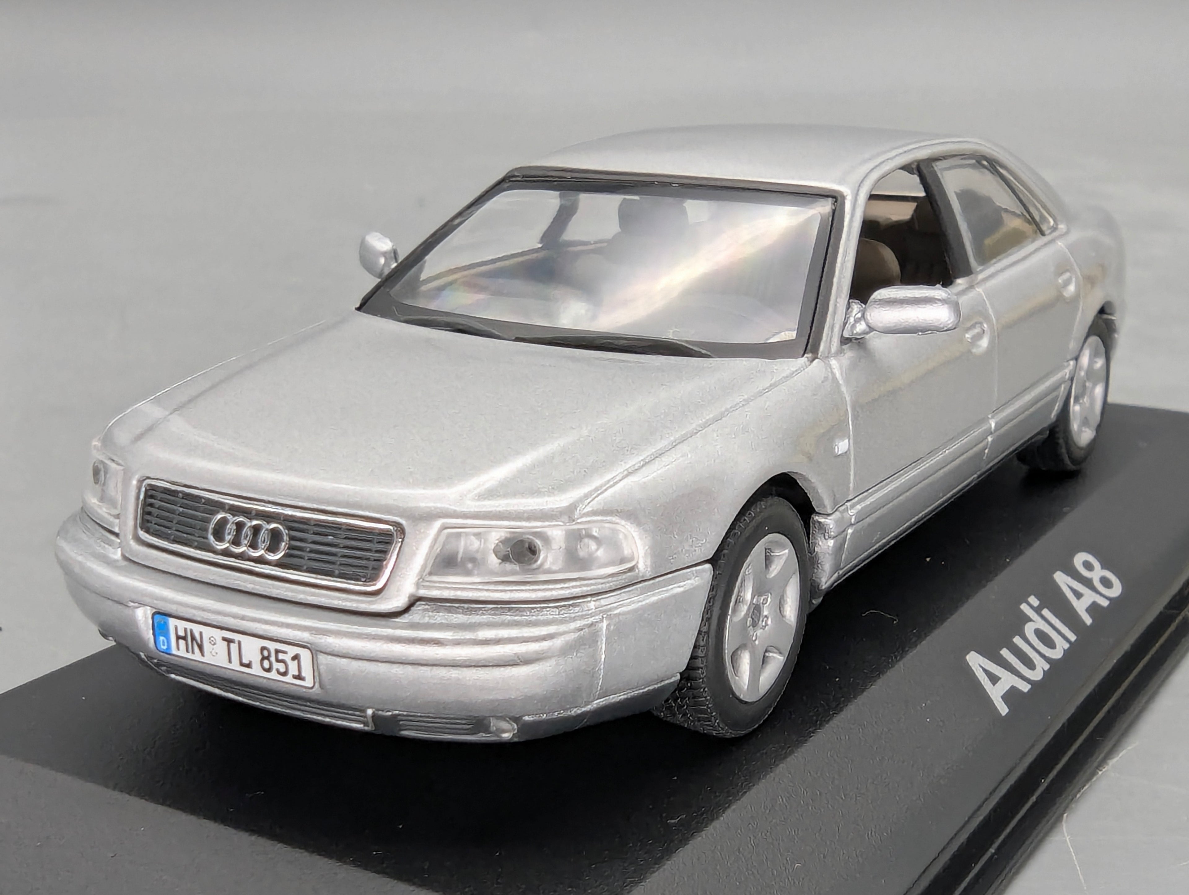 Modellautos 1:43 Minichamps Audi A8 Eissilber Metallic mit Dealer OVP