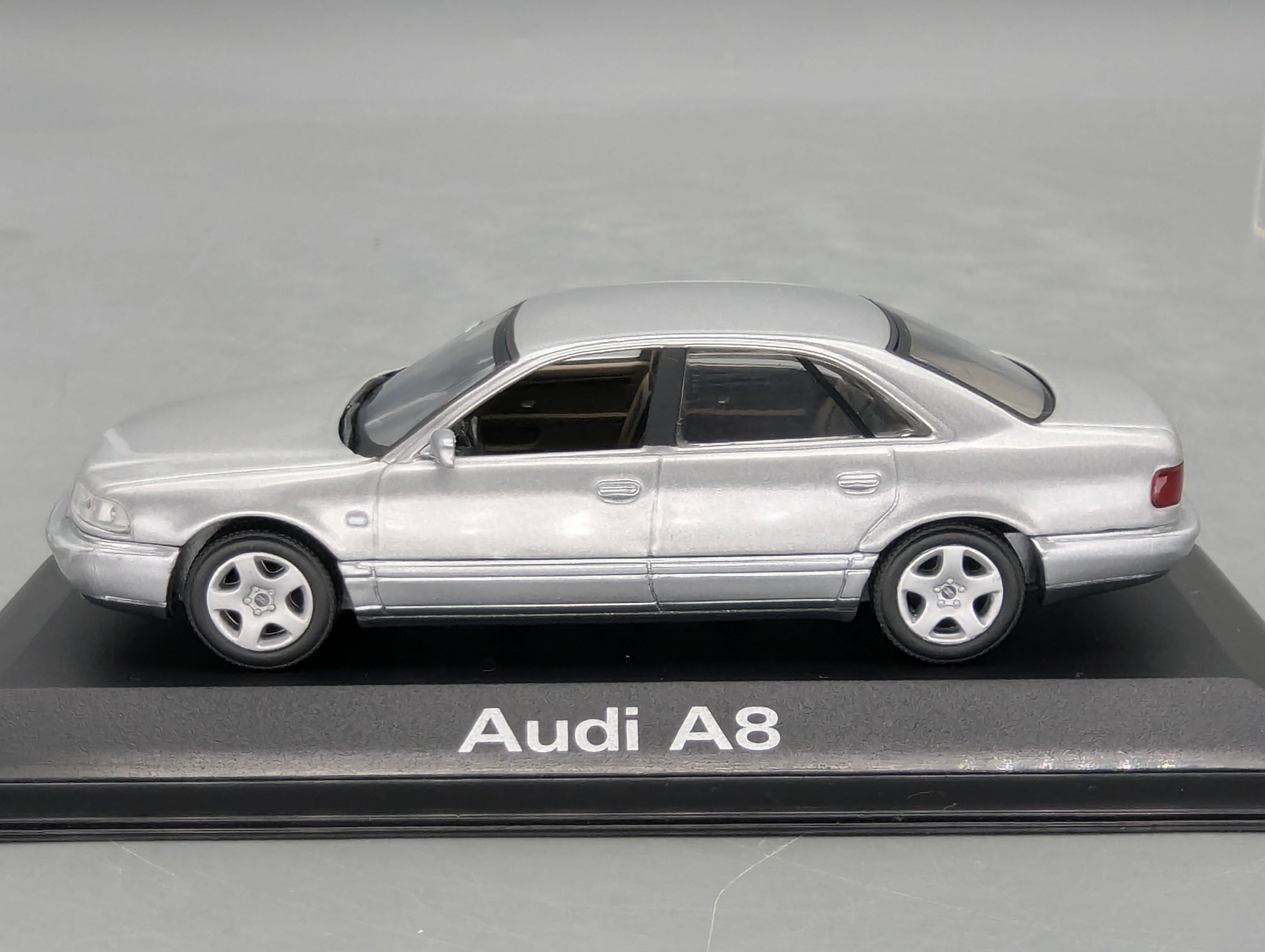 Modellautos 1:43 Minichamps Audi A8 Eissilber Metallic mit Dealer OVP