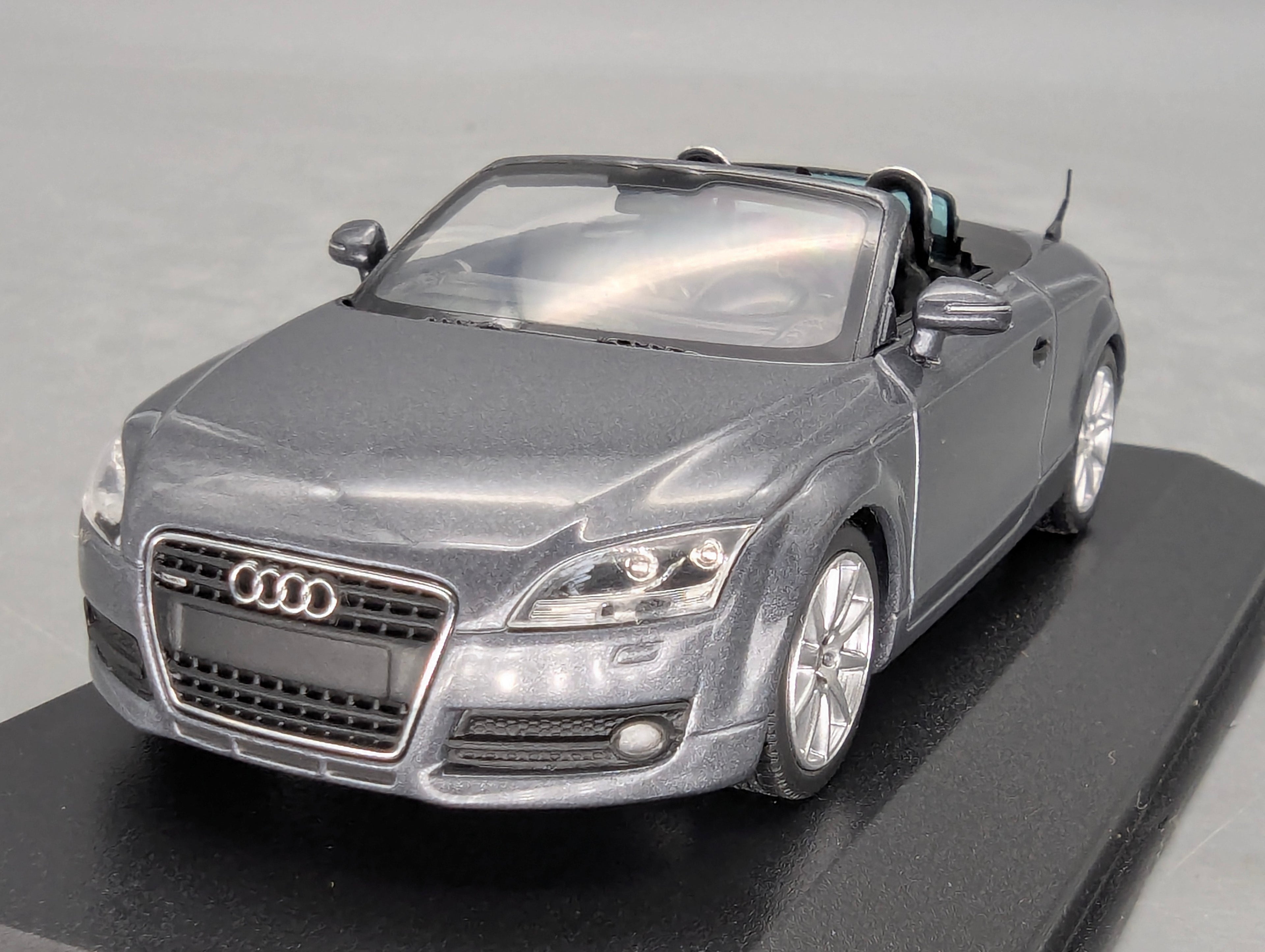 Modellautos 1:43 Minichamps Audi TT Delfingrau Grau Metallic mit Dealer OVP