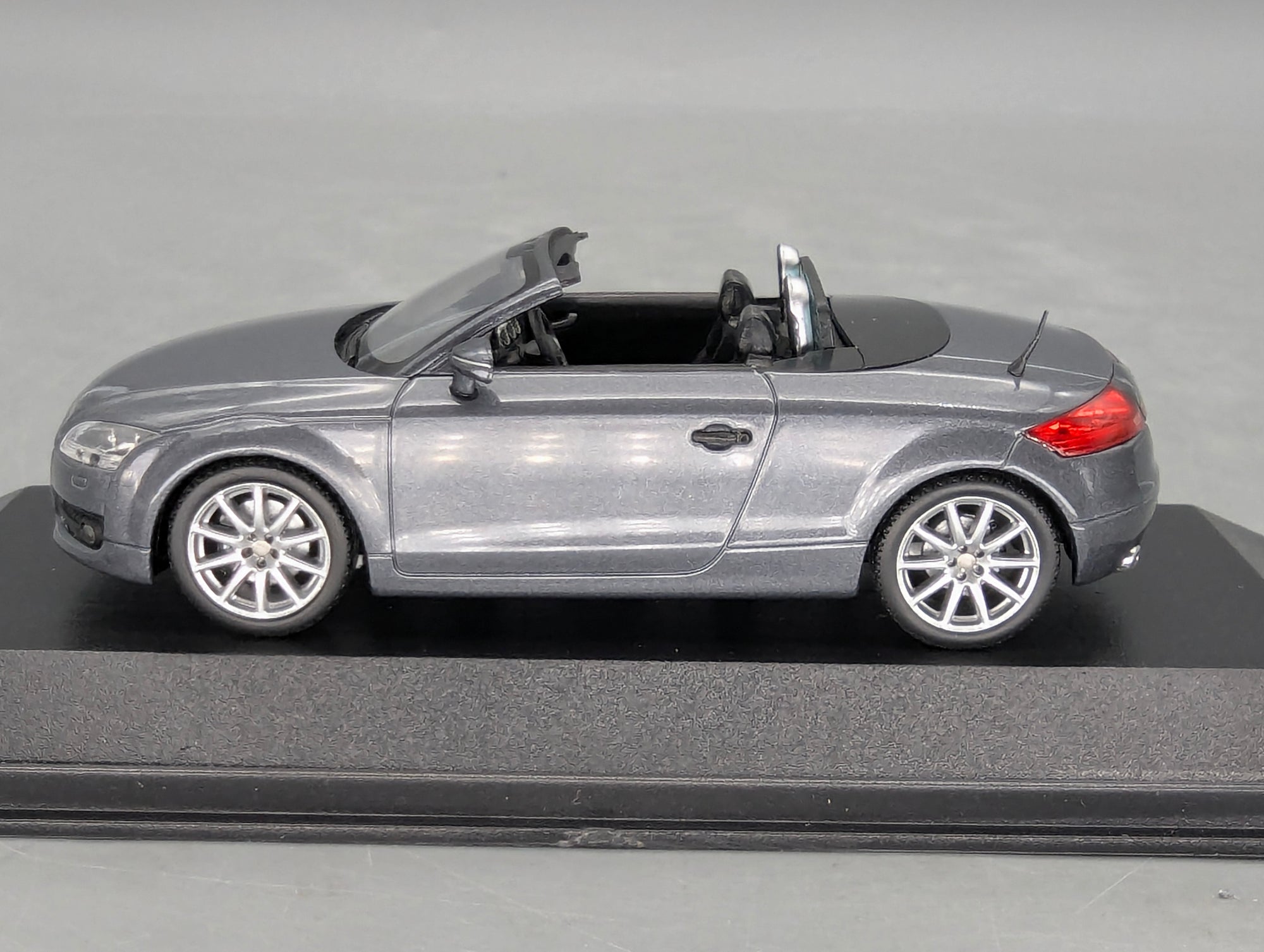 Model Cars 1:43 Minichamps Mercedes Benz SL65 AMG Black Series Silver with original packaging