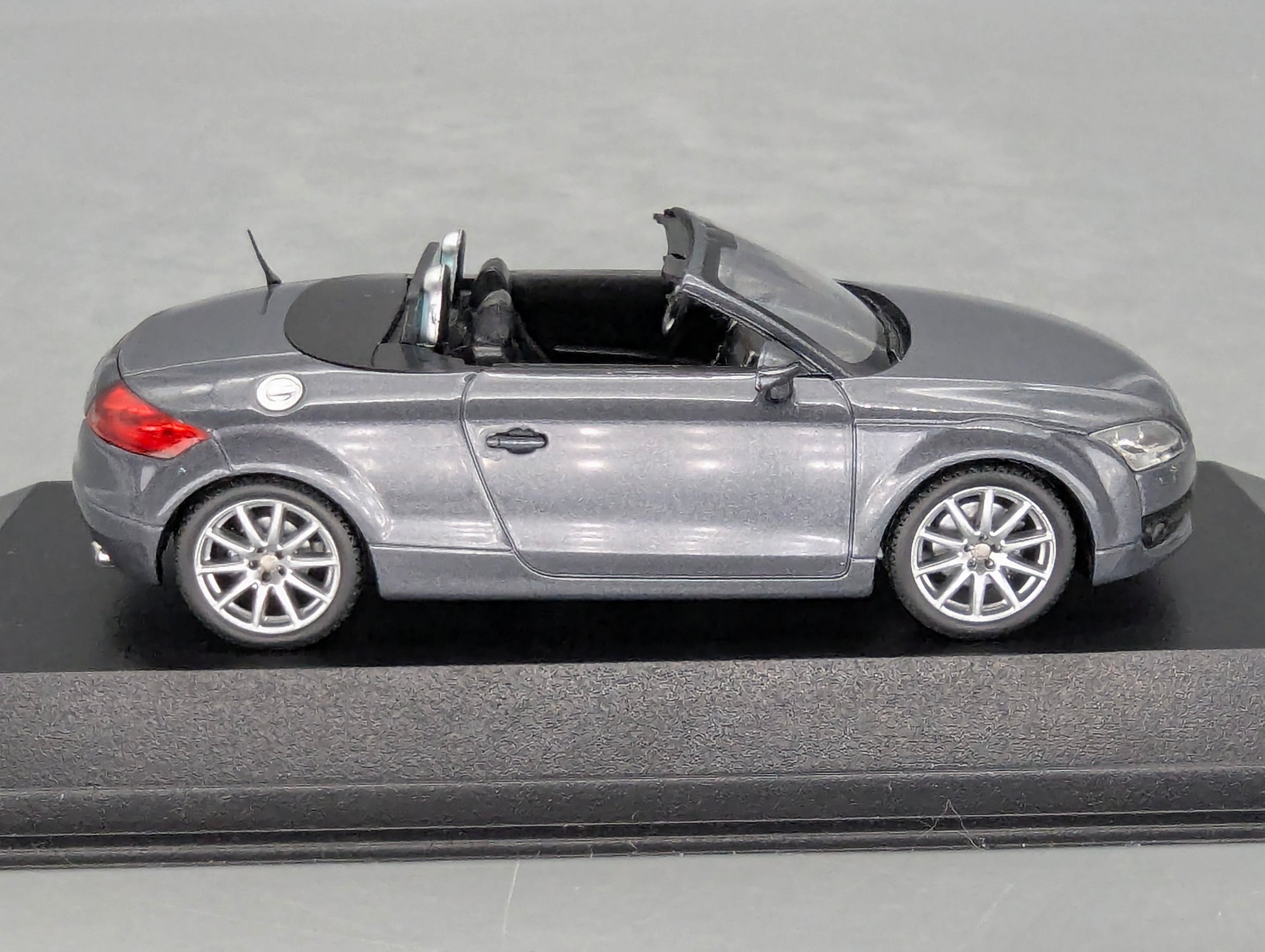 Model Cars 1:43 Minichamps Mercedes Benz SL65 AMG Black Series Silver with original packaging