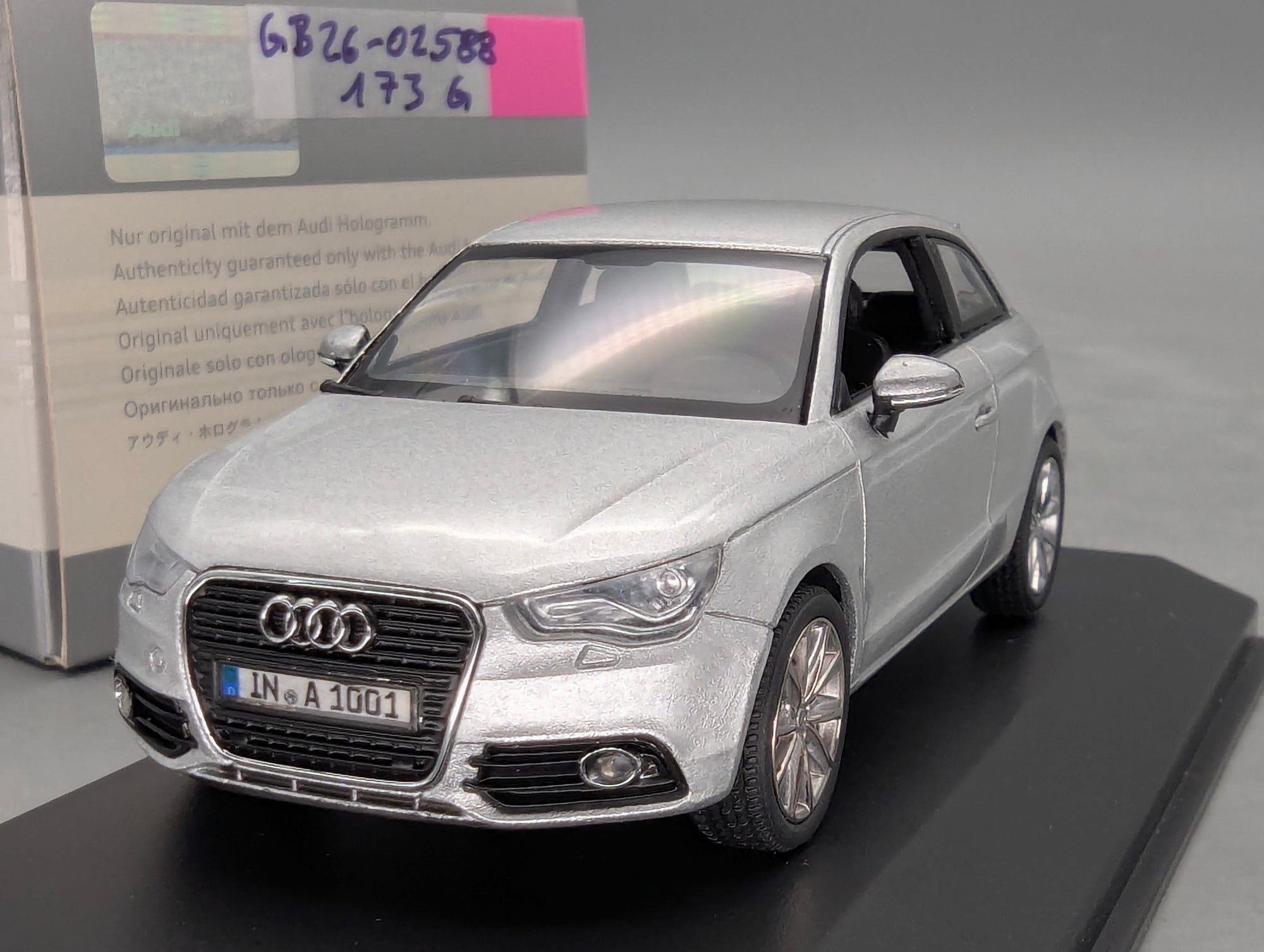 Modellautos 1:43 Minichamps Audi A1 Eissilber Metallic mit Dealer OVP