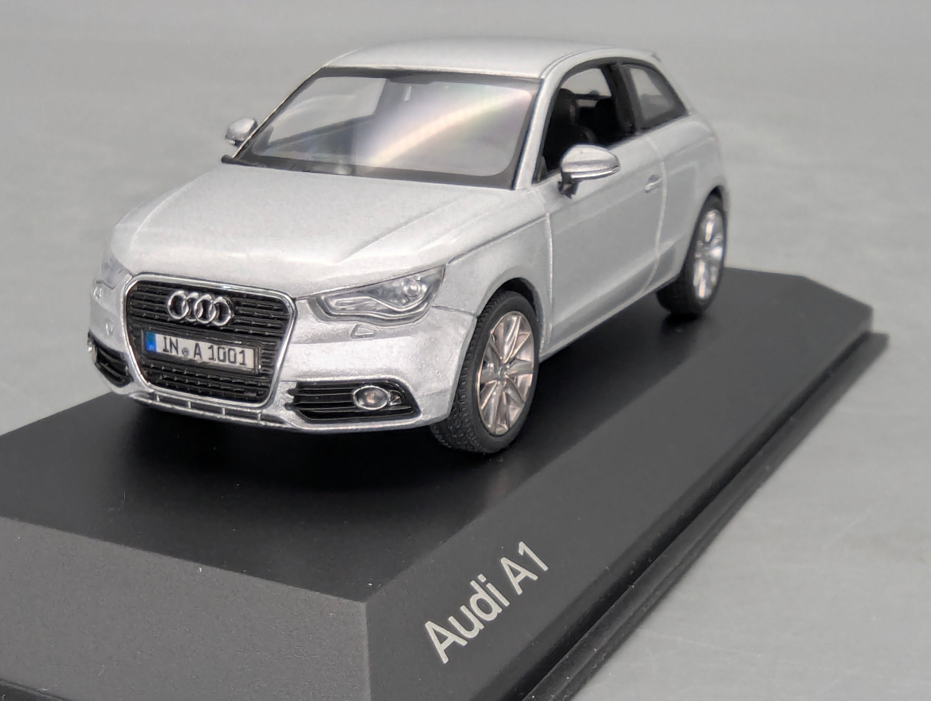 Modellautos 1:43 Minichamps Audi A1 Eissilber Metallic mit Dealer OVP