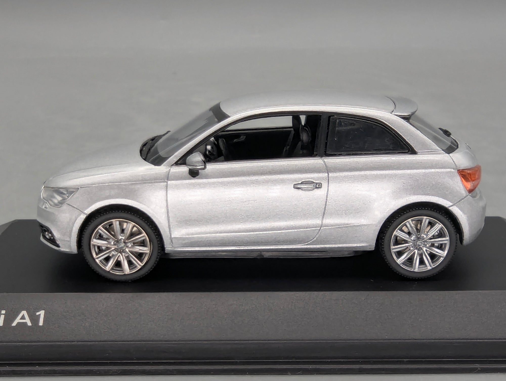 Modellautos 1:43 Minichamps Audi A1 Eissilber Metallic mit Dealer OVP