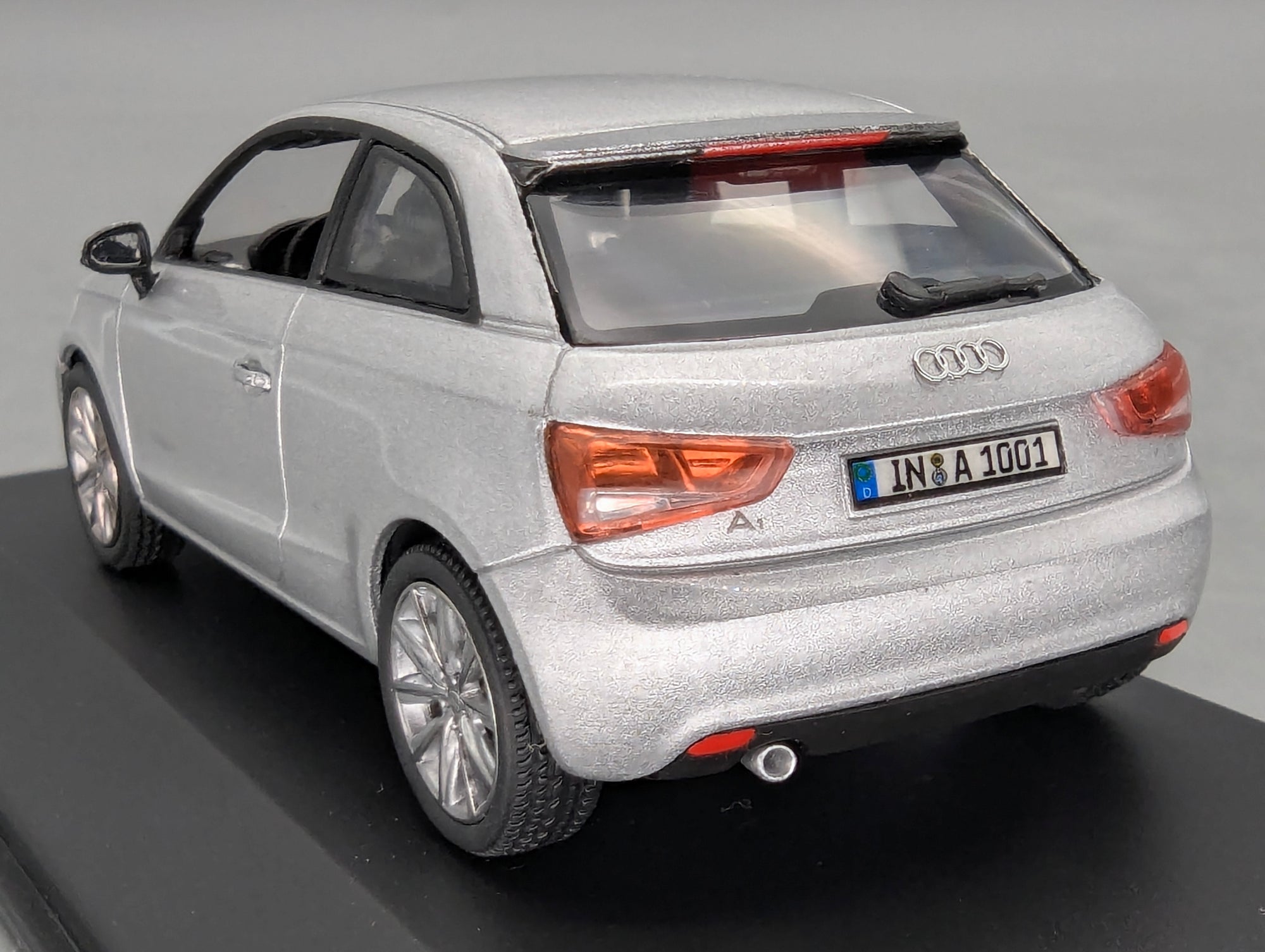Modellautos 1:43 Minichamps Audi A1 Eissilber Metallic mit Dealer OVP