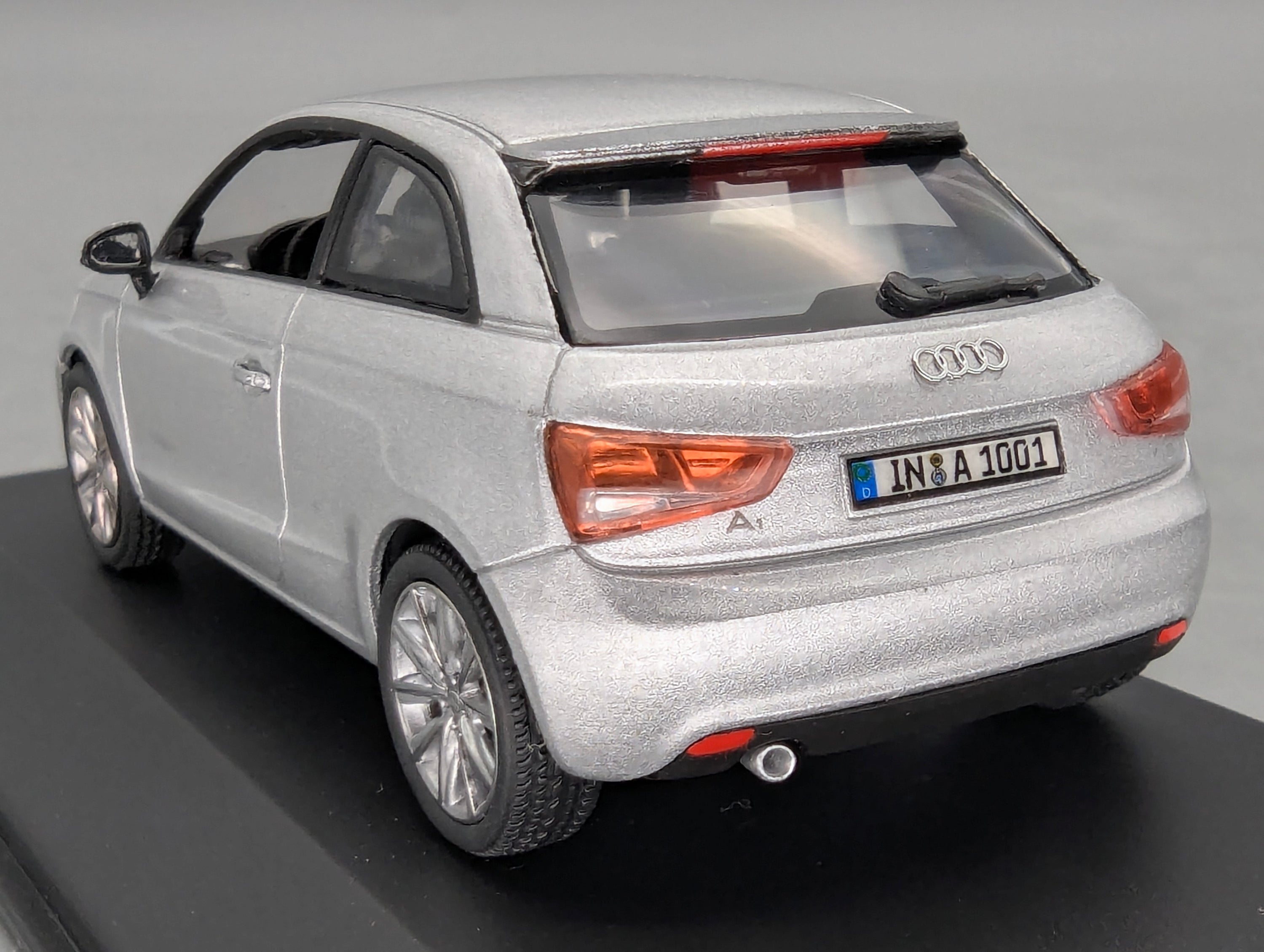 Modellautos 1:43 Minichamps Audi A1 Eissilber Metallic mit Dealer OVP