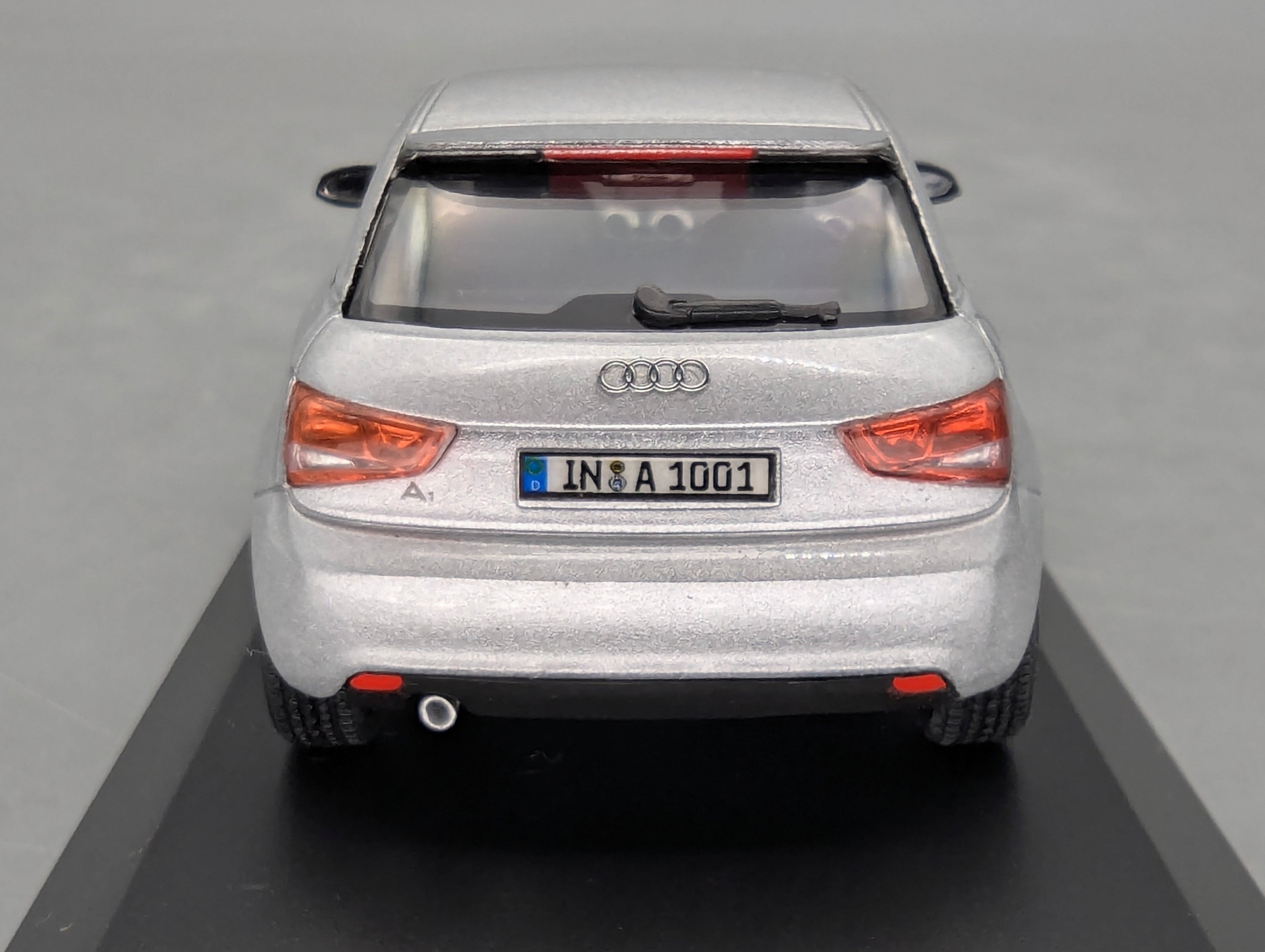 Modellautos 1:43 Minichamps Audi A1 Eissilber Metallic mit Dealer OVP