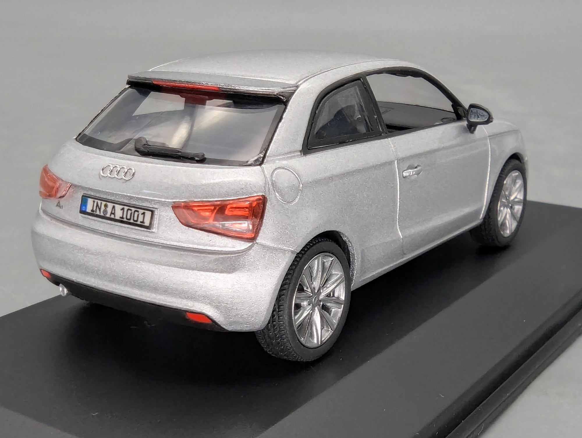 Modellautos 1:43 Minichamps Audi A1 Eissilber Metallic mit Dealer OVP