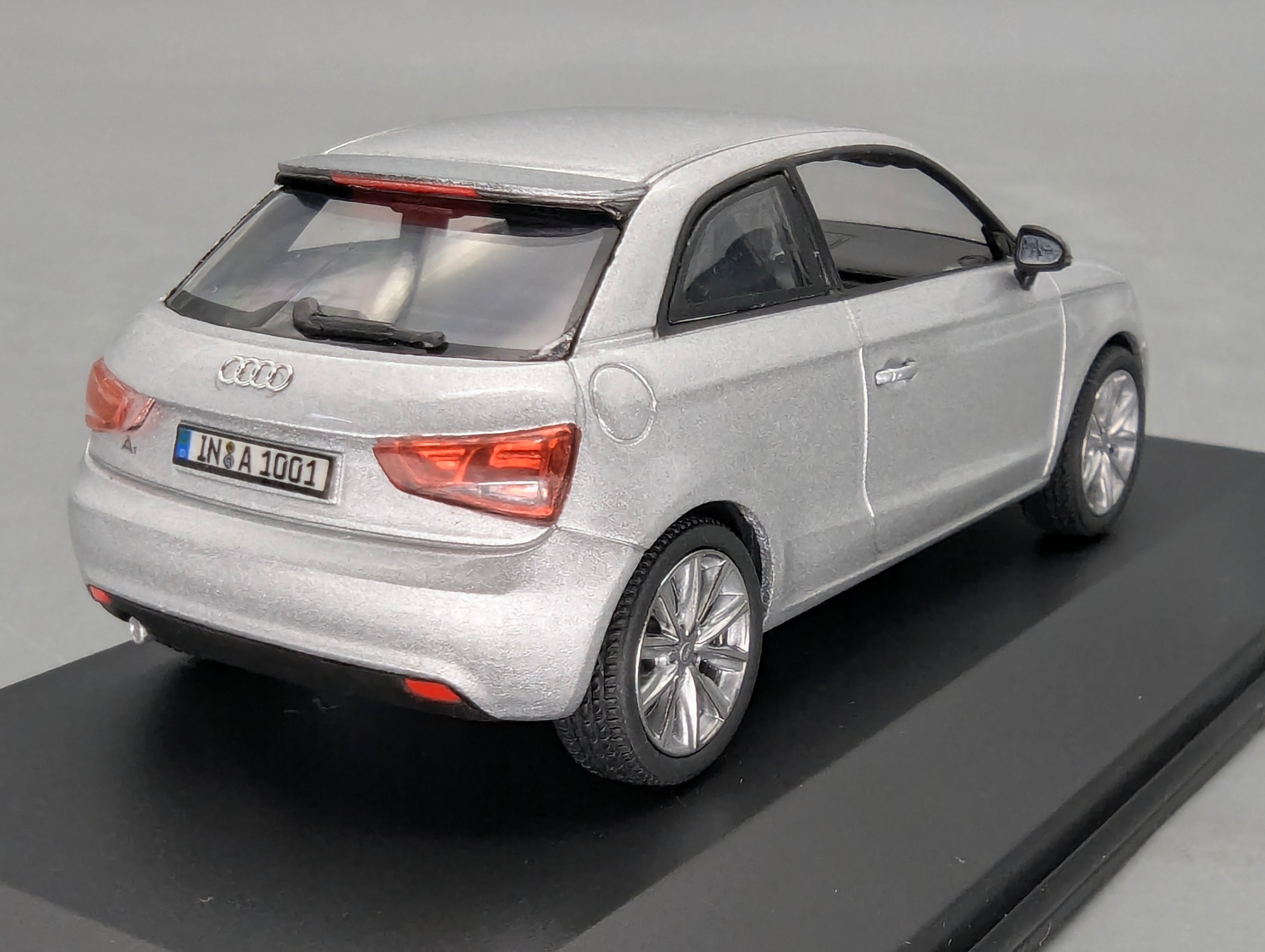 Modellautos 1:43 Minichamps Audi A1 Eissilber Metallic mit Dealer OVP