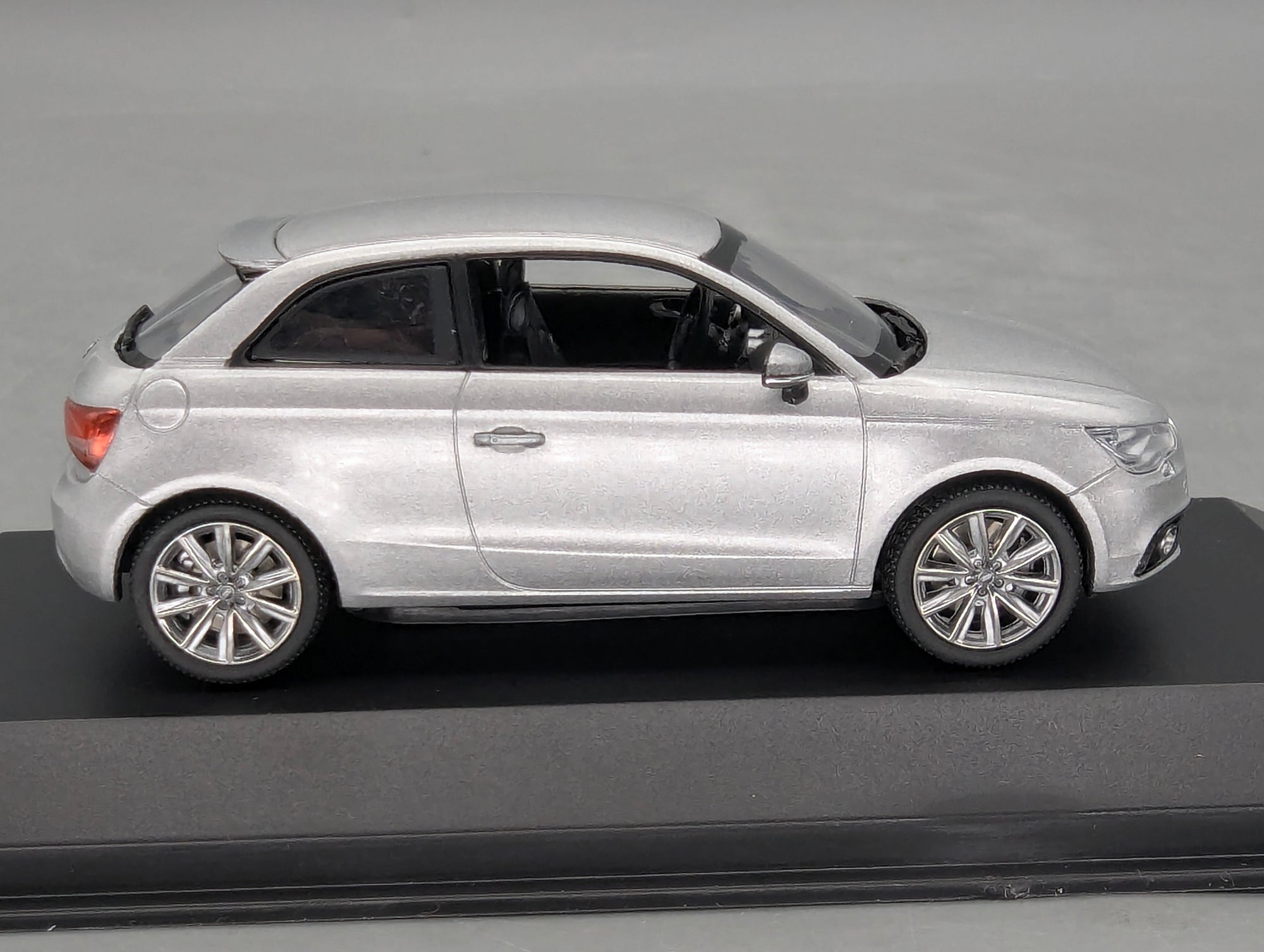 Modellautos 1:43 Minichamps Audi A1 Eissilber Metallic mit Dealer OVP