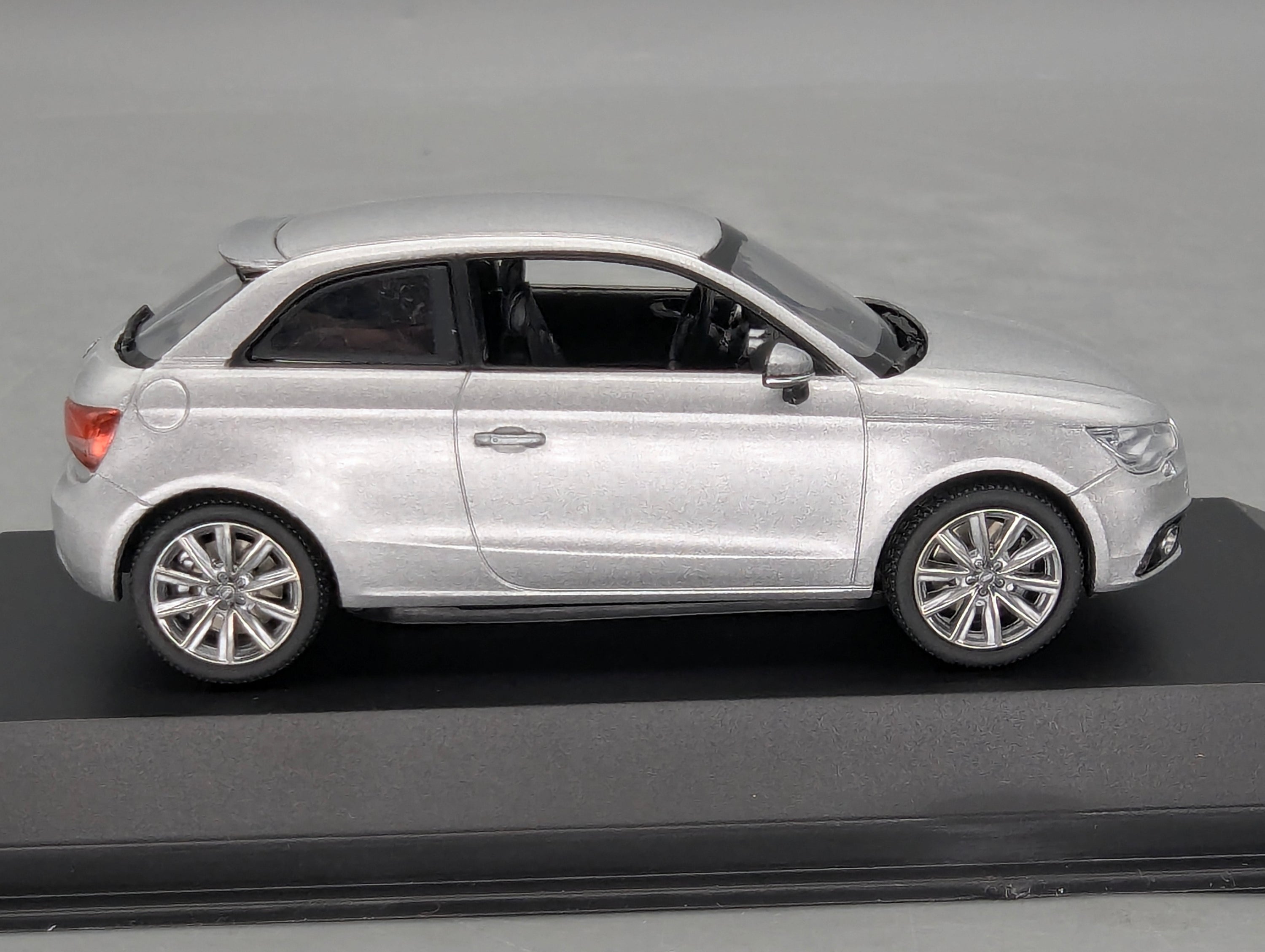 Modellautos 1:43 Minichamps Audi A1 Eissilber Metallic mit Dealer OVP