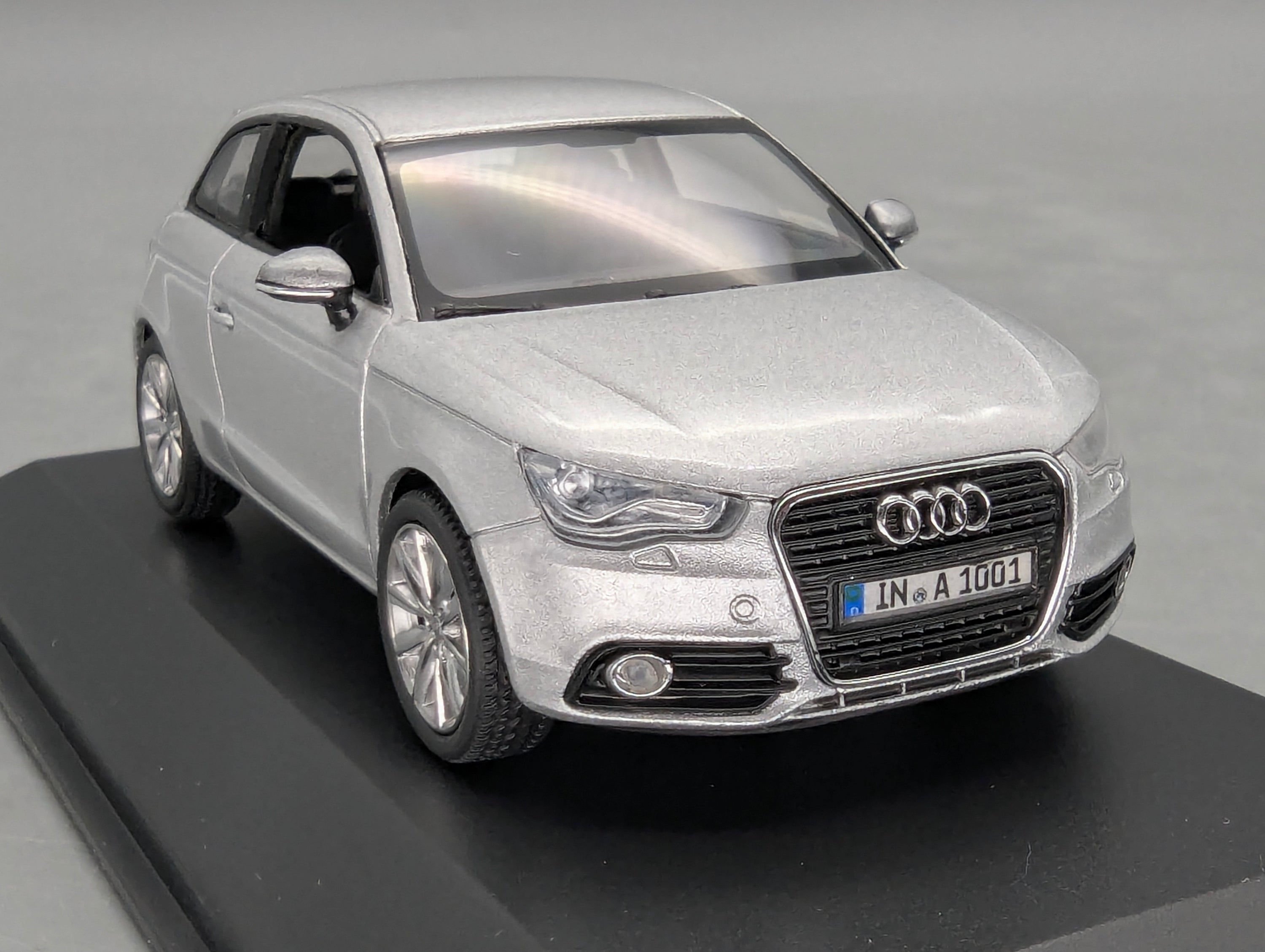Modellautos 1:43 Minichamps Audi A1 Eissilber Metallic mit Dealer OVP