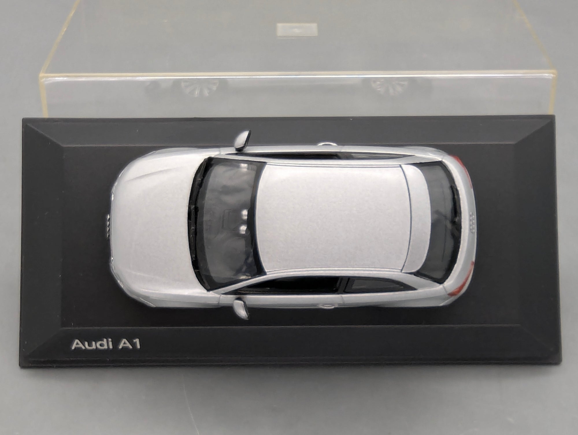 Modellautos 1:43 Minichamps Audi A1 Eissilber Metallic mit Dealer OVP