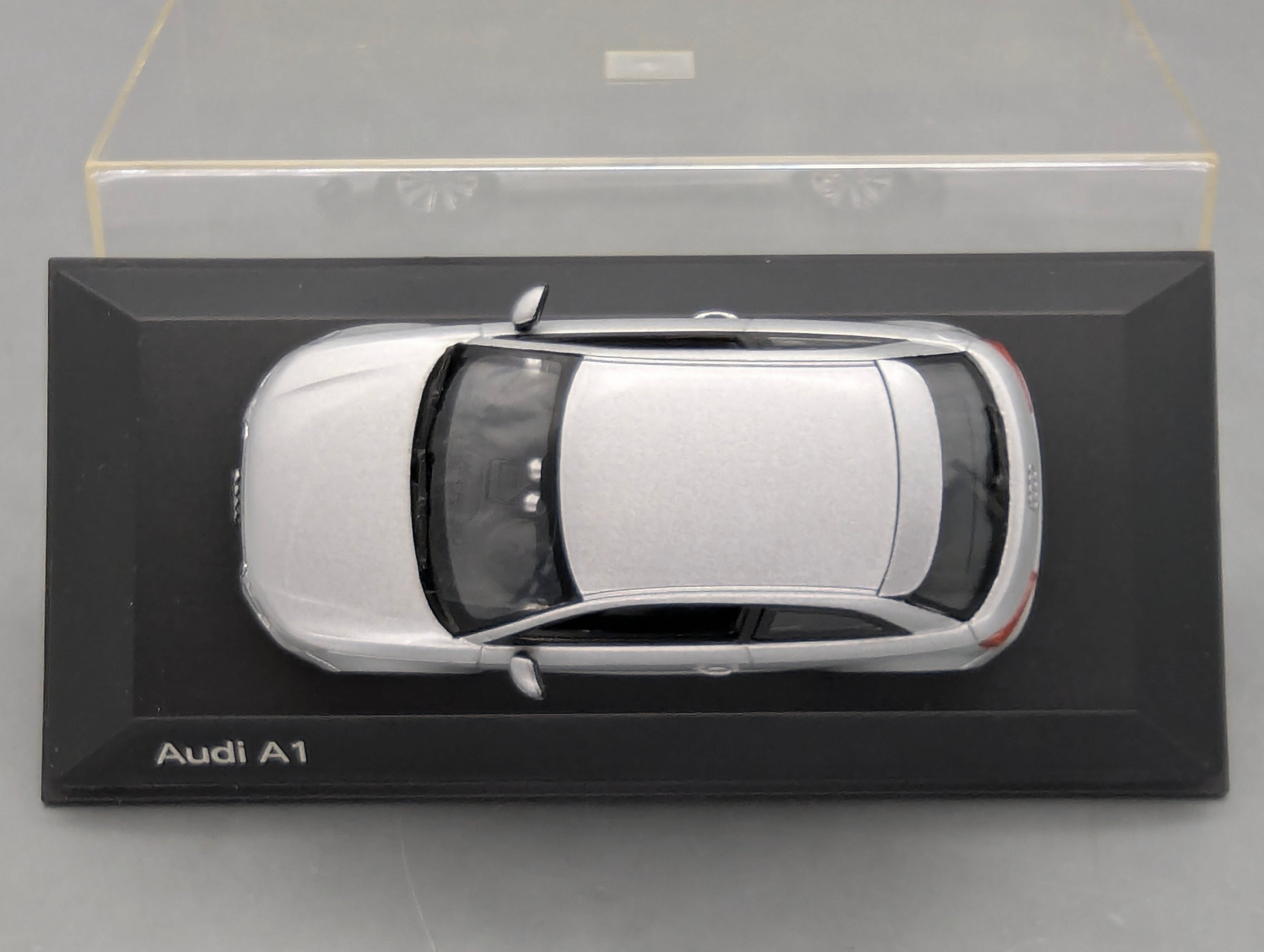 Modellautos 1:43 Minichamps Audi A1 Eissilber Metallic mit Dealer OVP