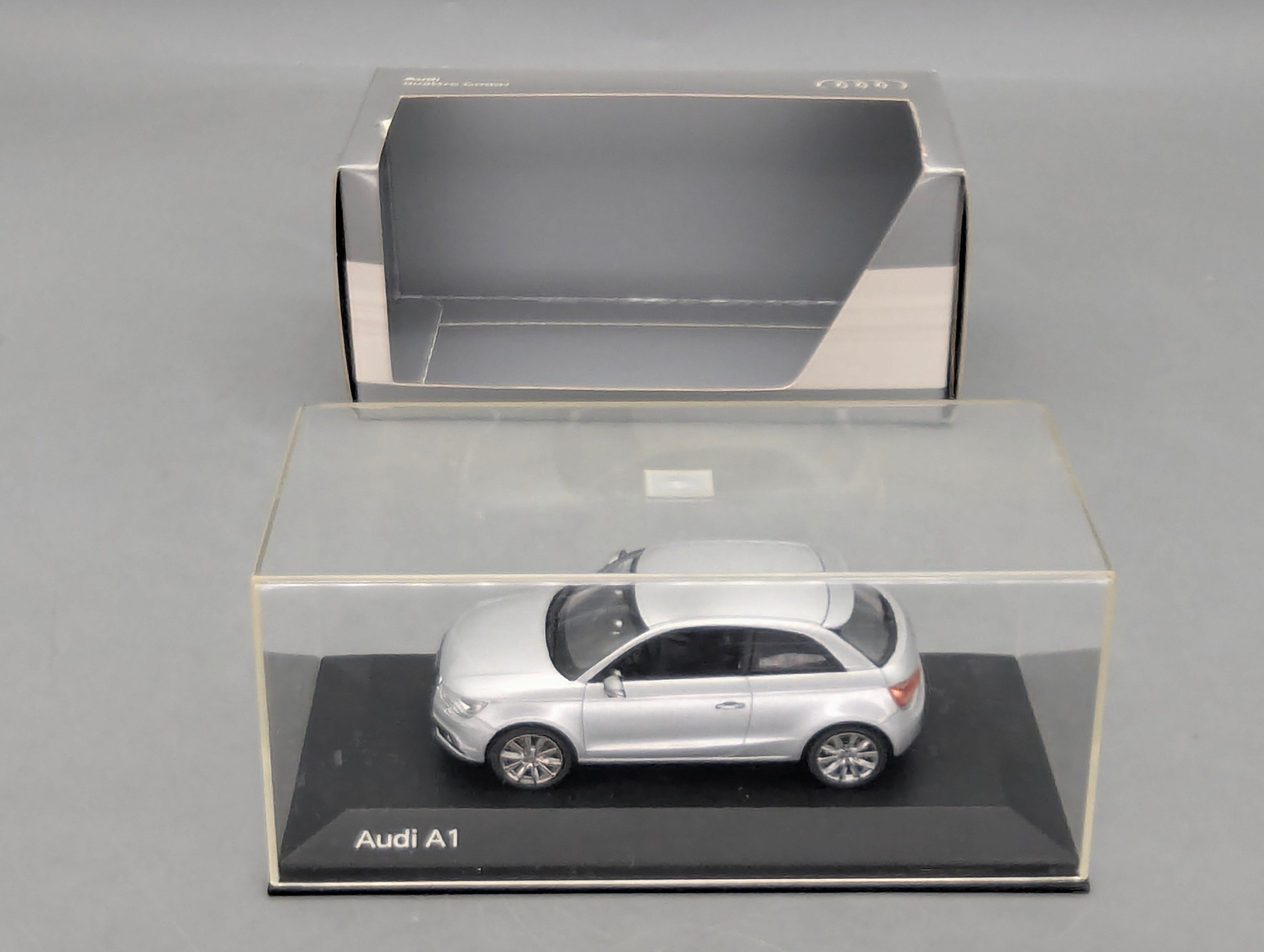 Modellautos 1:43 Minichamps Audi A1 Eissilber Metallic mit Dealer OVP