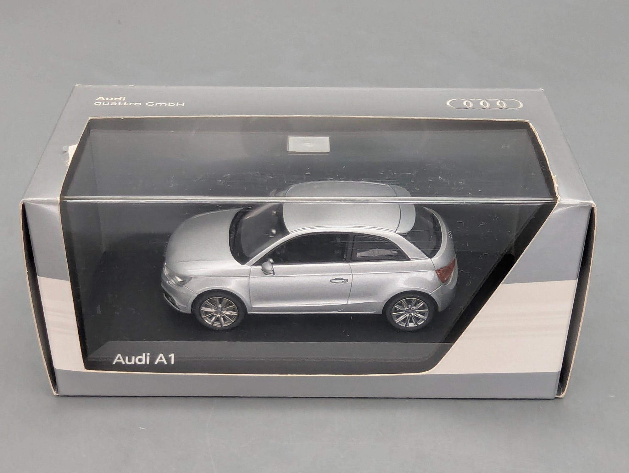 Modellautos 1:43 Minichamps Audi A1 Eissilber Metallic mit Dealer OVP