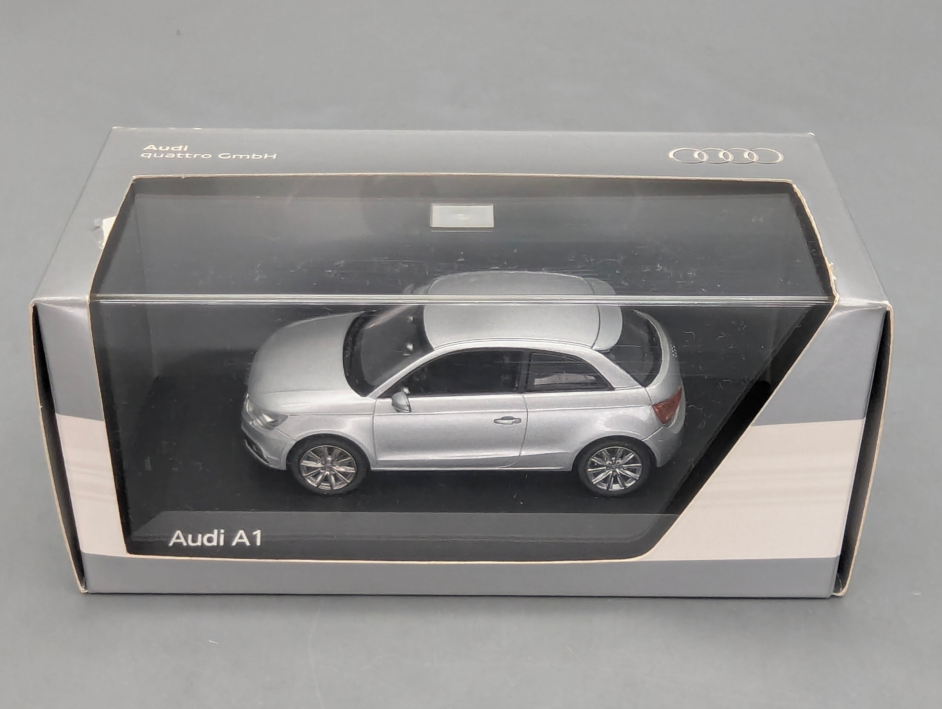 Modellautos 1:43 Minichamps Audi A1 Eissilber Metallic mit Dealer OVP