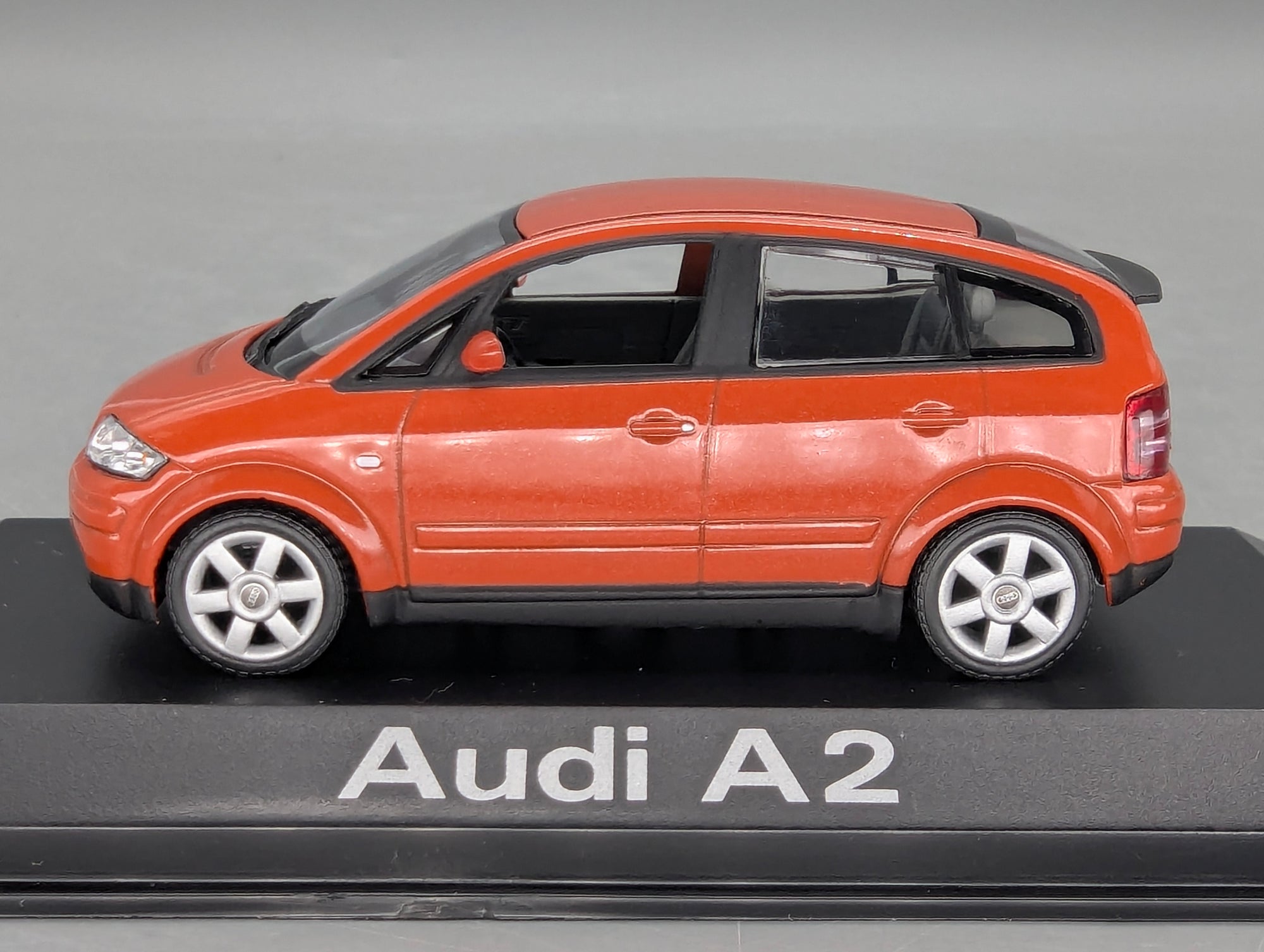 Modellautos 1:43 Minichamps Audi A2 Jaipurrot mit Dealer OVP