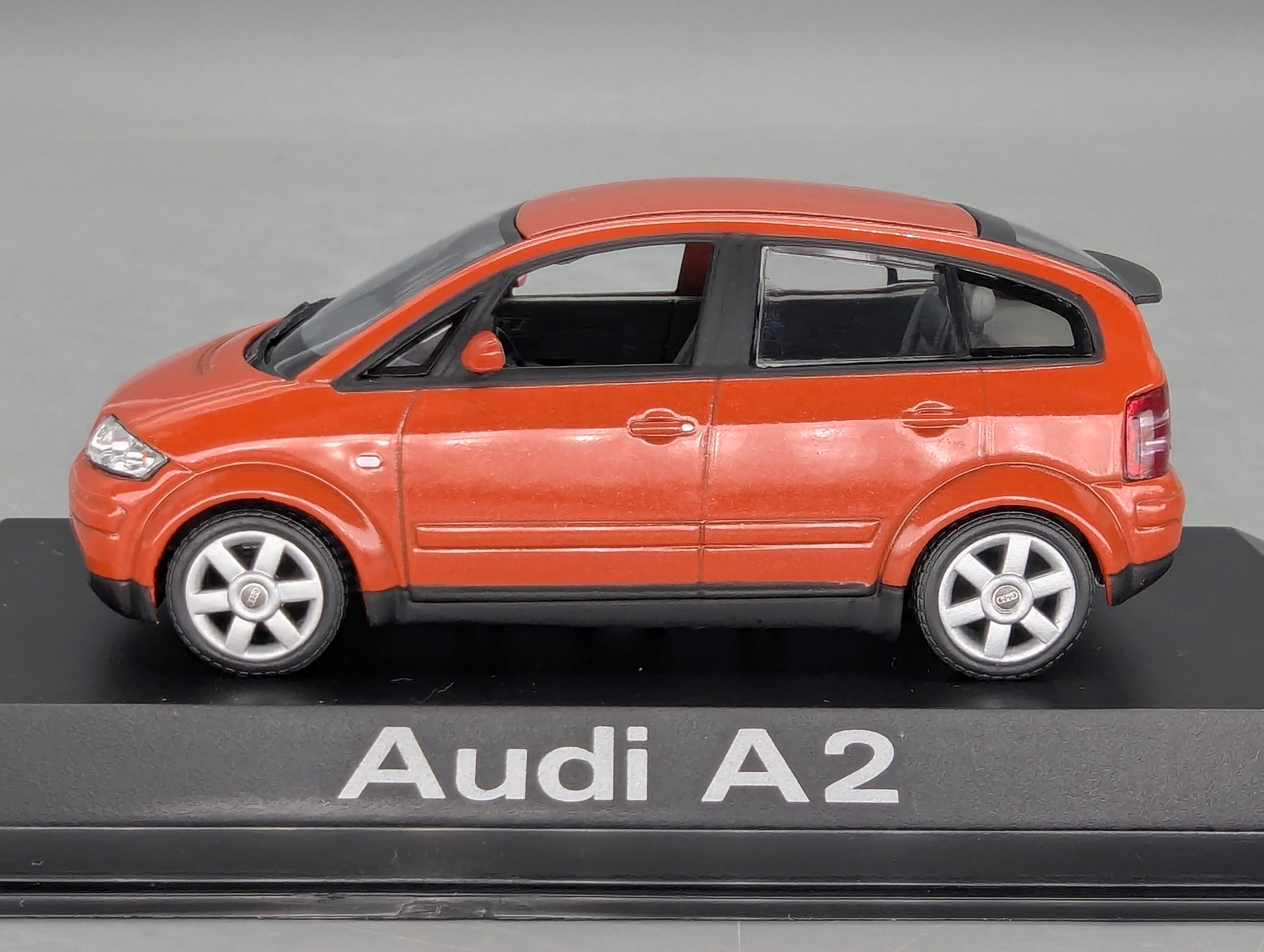 Modellautos 1:43 Minichamps Audi A2 Jaipurrot mit Dealer OVP