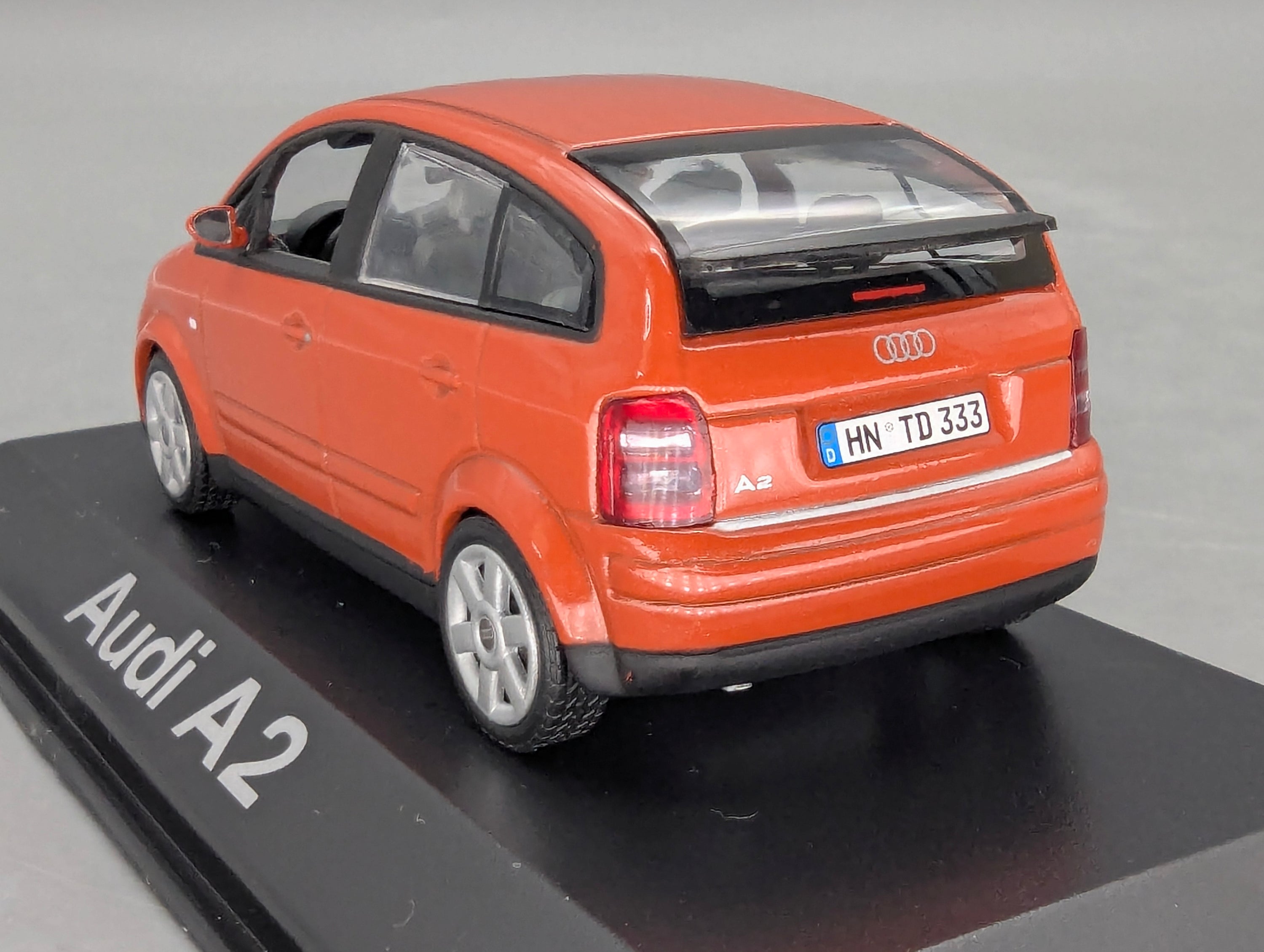 Modellautos 1:43 Minichamps Audi A2 Jaipurrot mit Dealer OVP