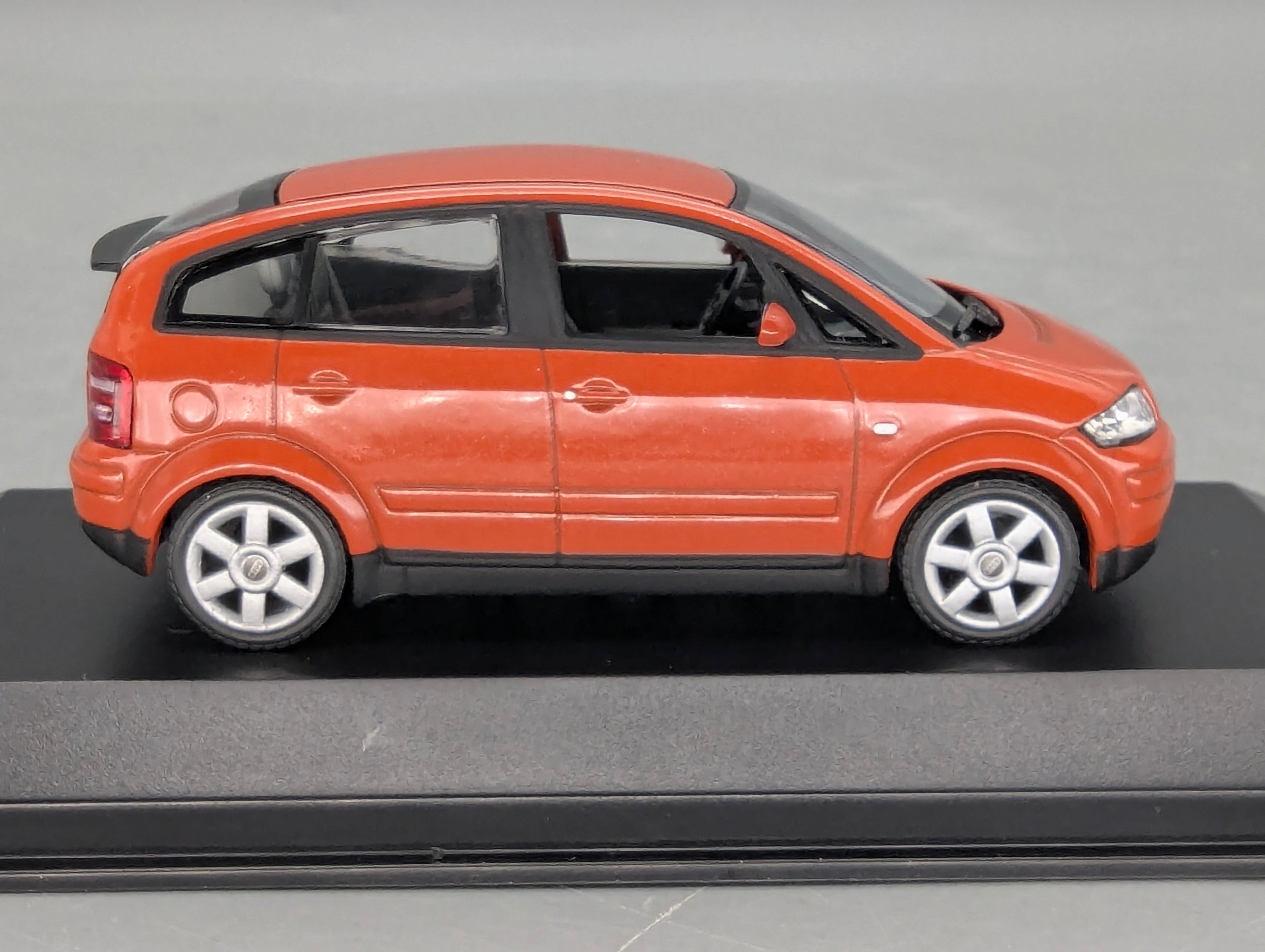 Modellautos 1:43 Minichamps Audi A2 Jaipurrot mit Dealer OVP
