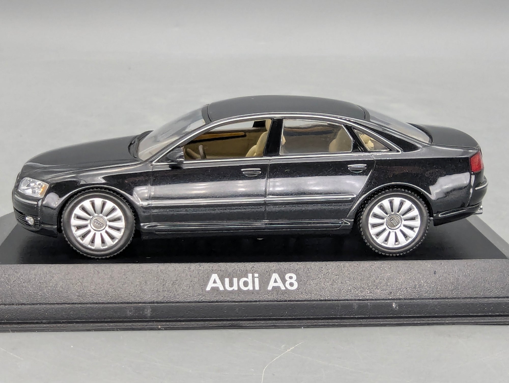 Modellautos 1:43 Minichamps Audi A8 Phantomschwarz Schwarz mit Dealer OVP