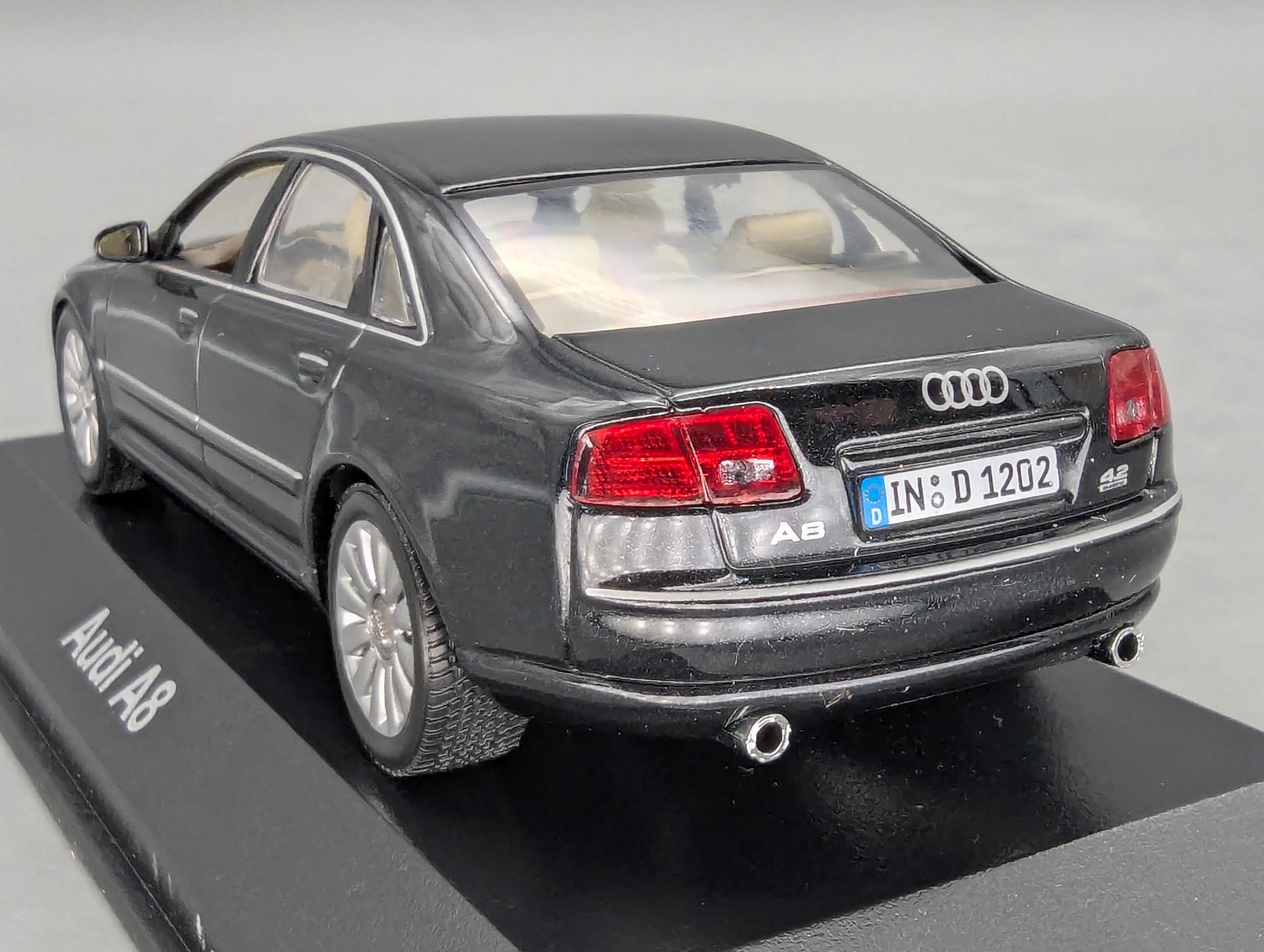 Modellautos 1:43 Minichamps Audi A8 Phantomschwarz Schwarz mit Dealer OVP
