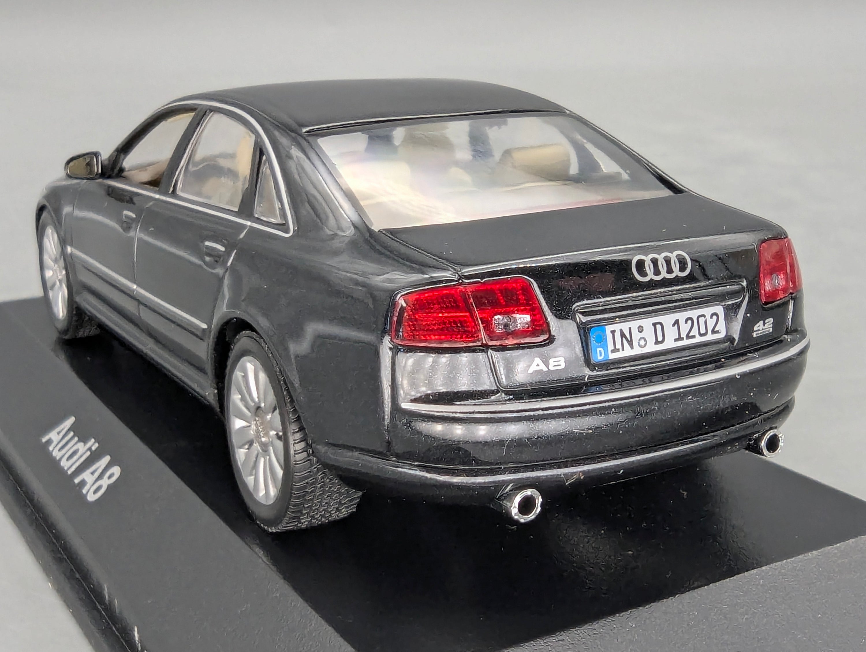 Modellautos 1:43 Minichamps Audi A8 Phantomschwarz Schwarz mit Dealer OVP