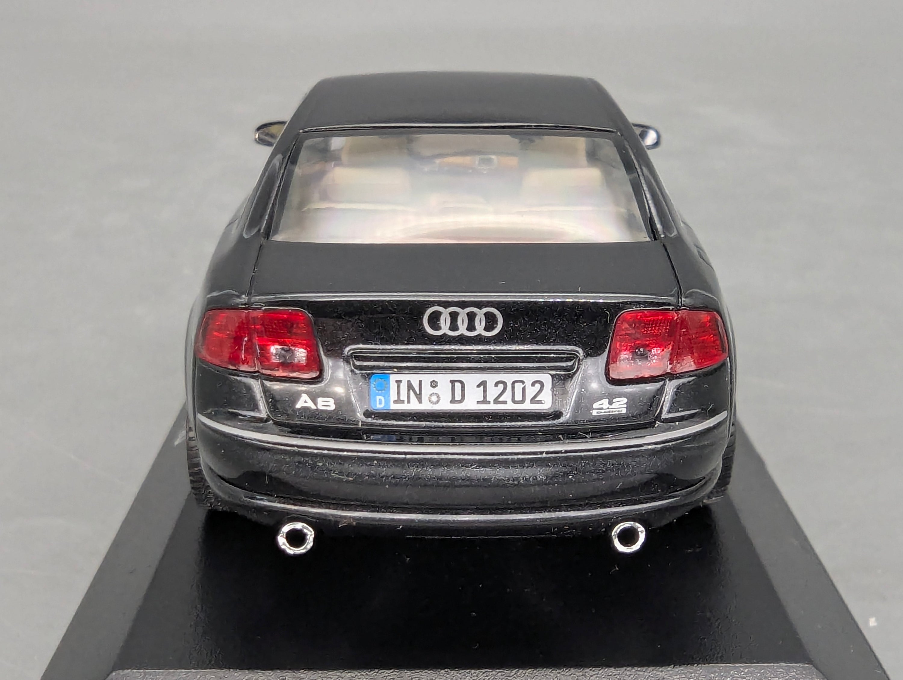 Modellautos 1:43 Minichamps Audi A8 Phantomschwarz Schwarz mit Dealer OVP