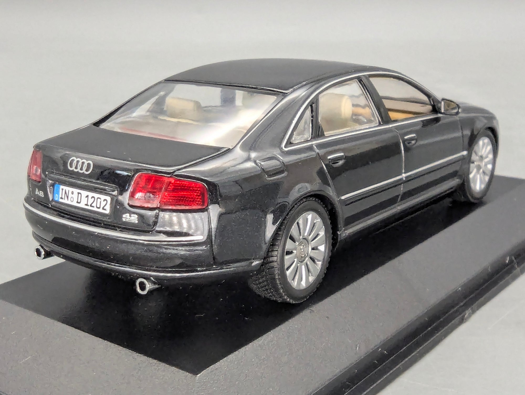 Modellautos 1:43 Minichamps Audi A8 Phantomschwarz Schwarz mit Dealer OVP