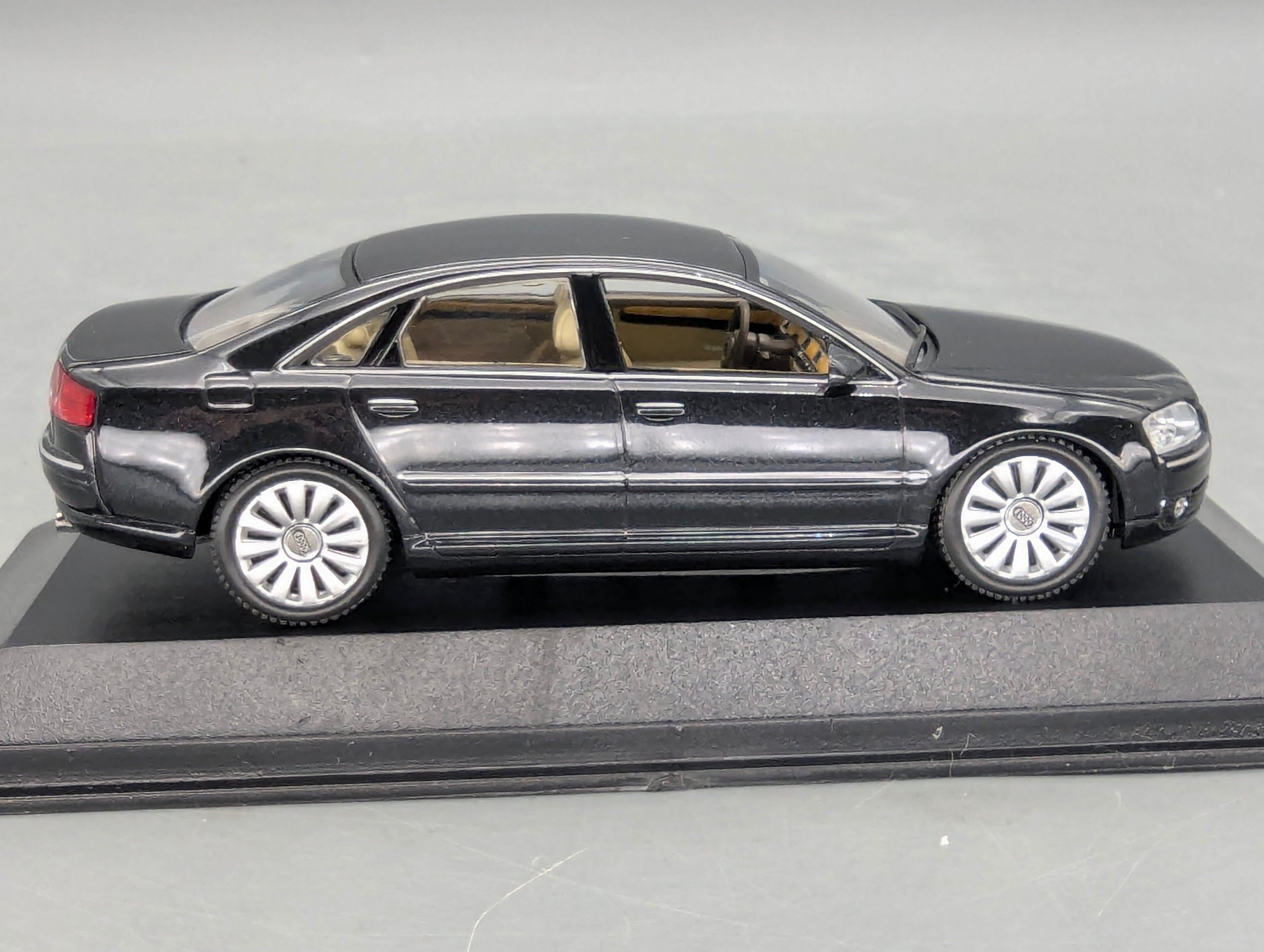 Modellautos 1:43 Minichamps Audi A8 Phantomschwarz Schwarz mit Dealer OVP