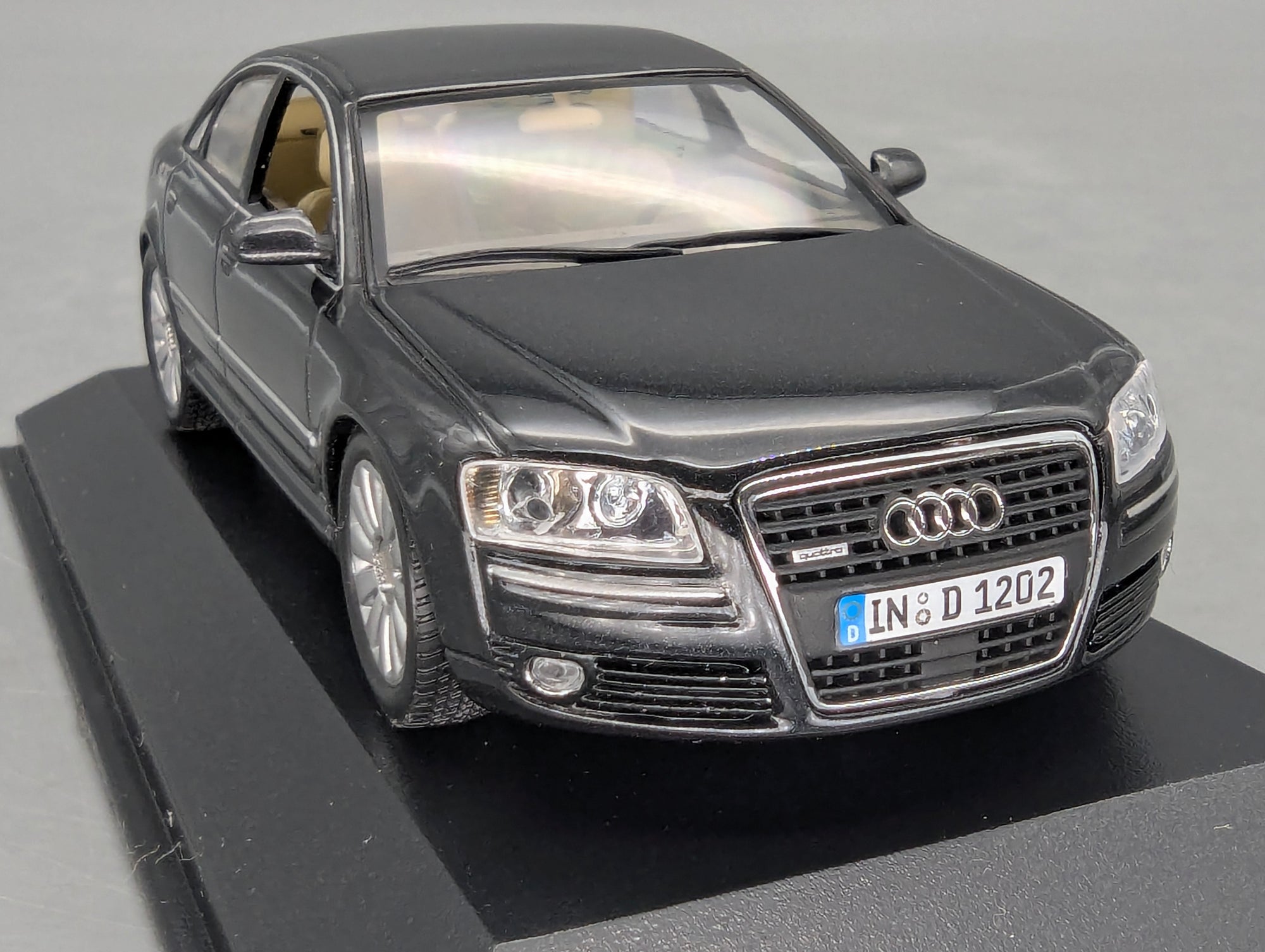 Modellautos 1:43 Minichamps Audi A8 Phantomschwarz Schwarz mit Dealer OVP