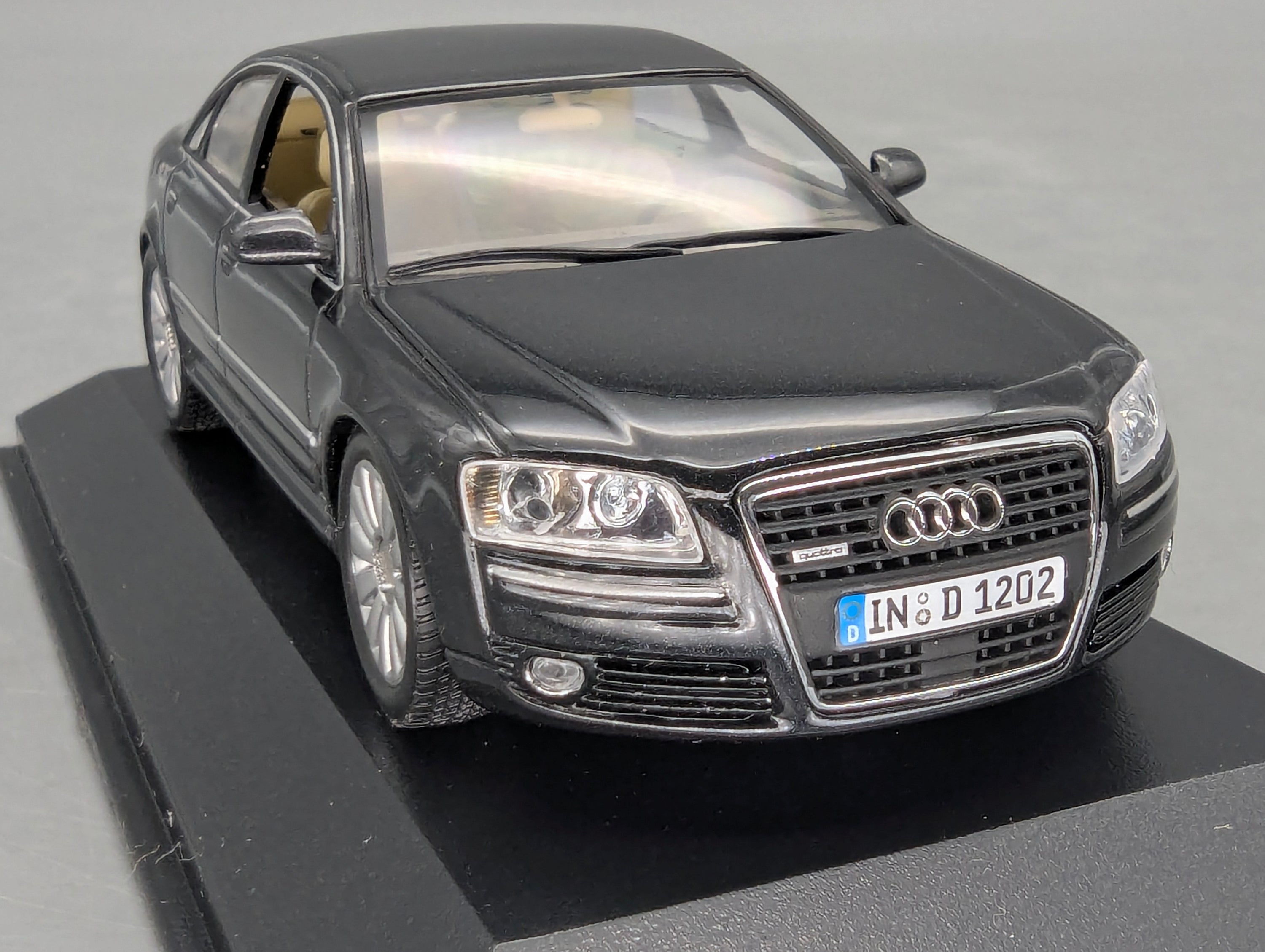 Modellautos 1:43 Minichamps Audi A8 Phantomschwarz Schwarz mit Dealer OVP