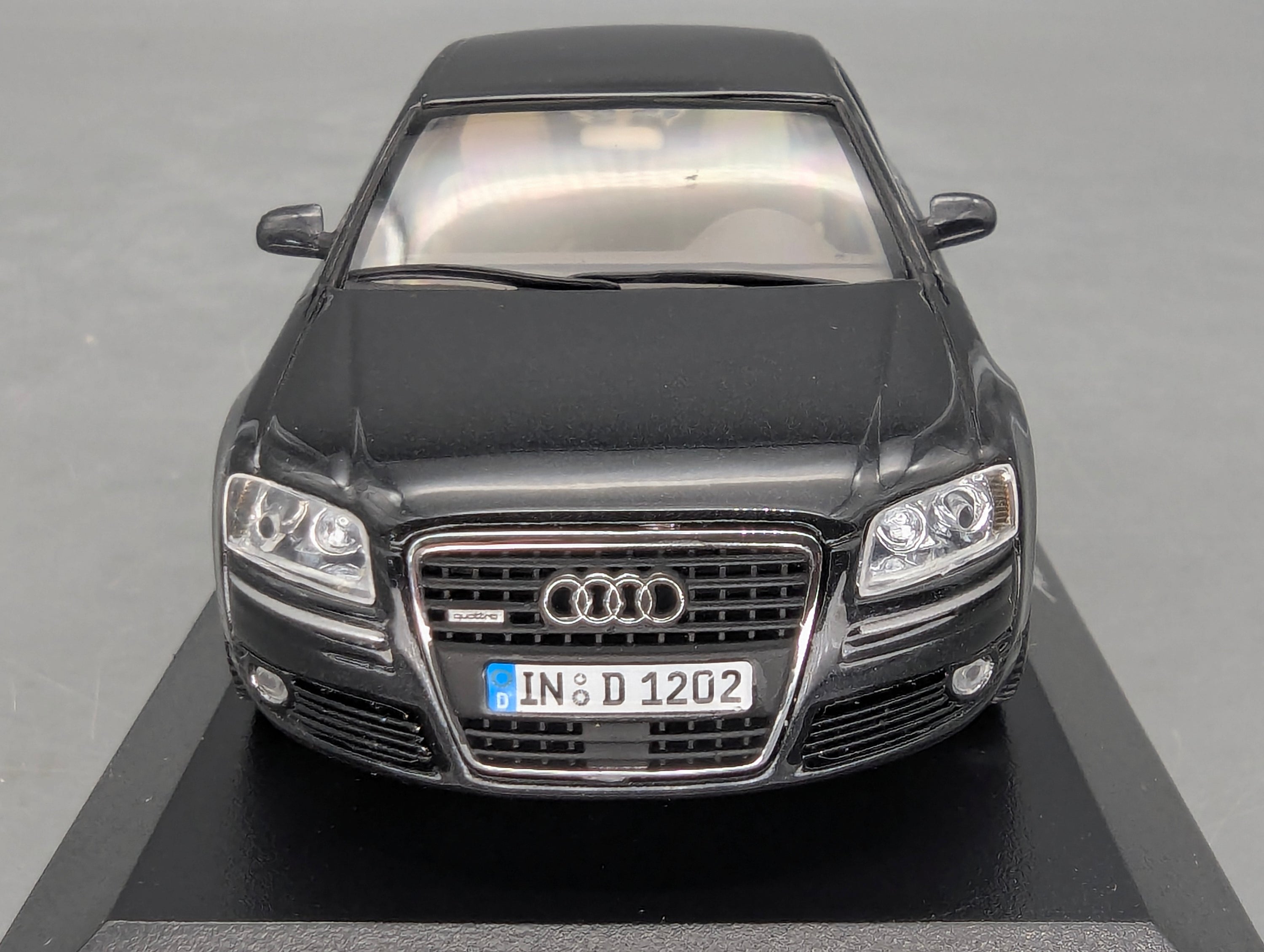 Modellautos 1:43 Minichamps Audi A8 Phantomschwarz Schwarz mit Dealer OVP