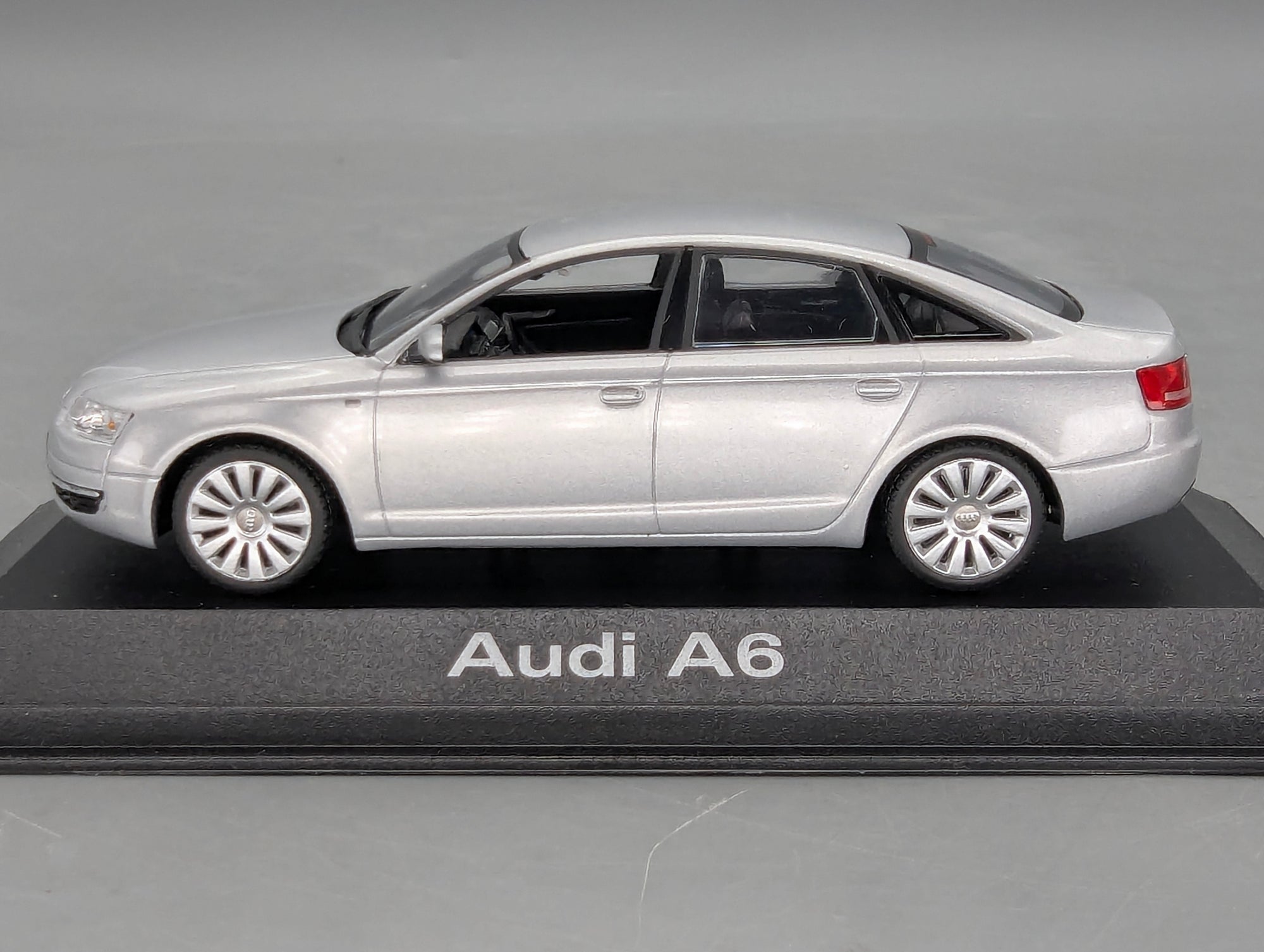 Modellautos 1:43 Minichamps Audi A6 Eissilber Metallic mit Dealer OVP