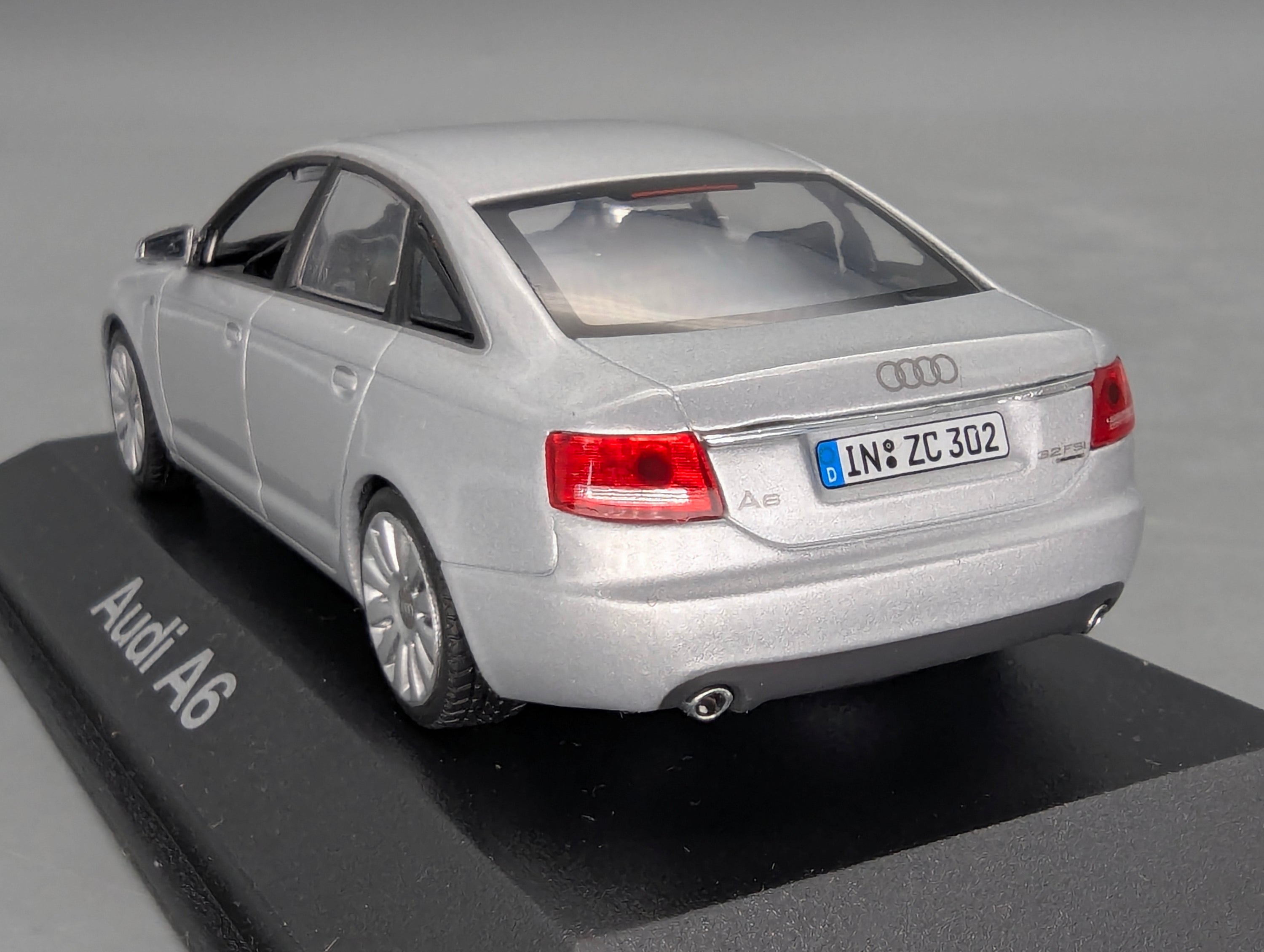 Modellautos 1:43 Minichamps Audi A6 Eissilber Metallic mit Dealer OVP
