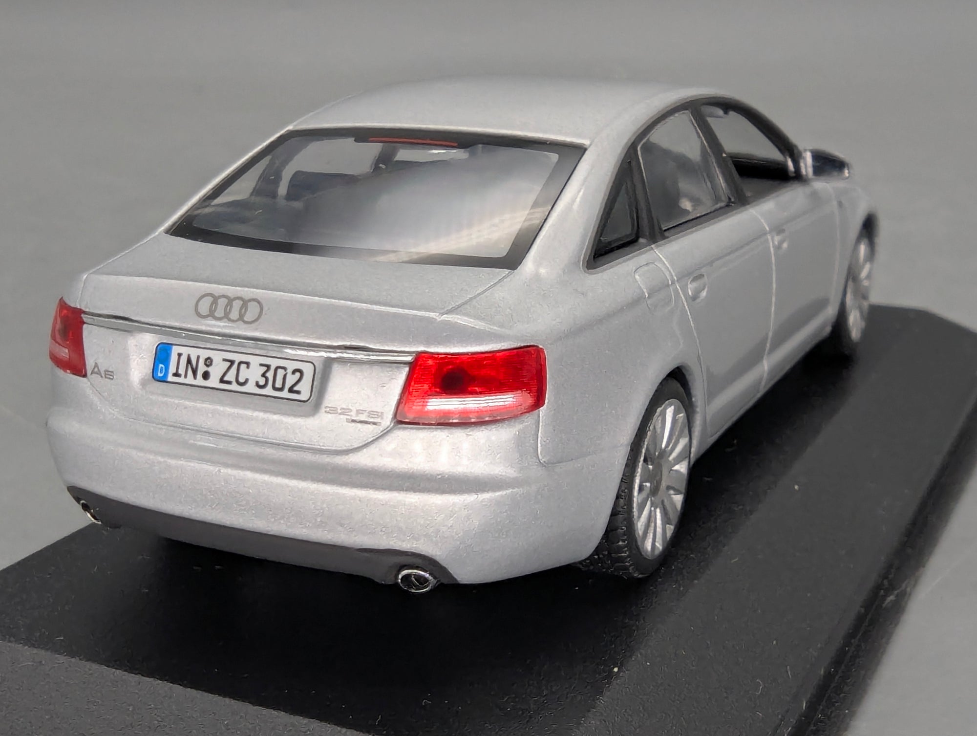 Modellautos 1:43 Minichamps Audi A6 Eissilber Metallic mit Dealer OVP
