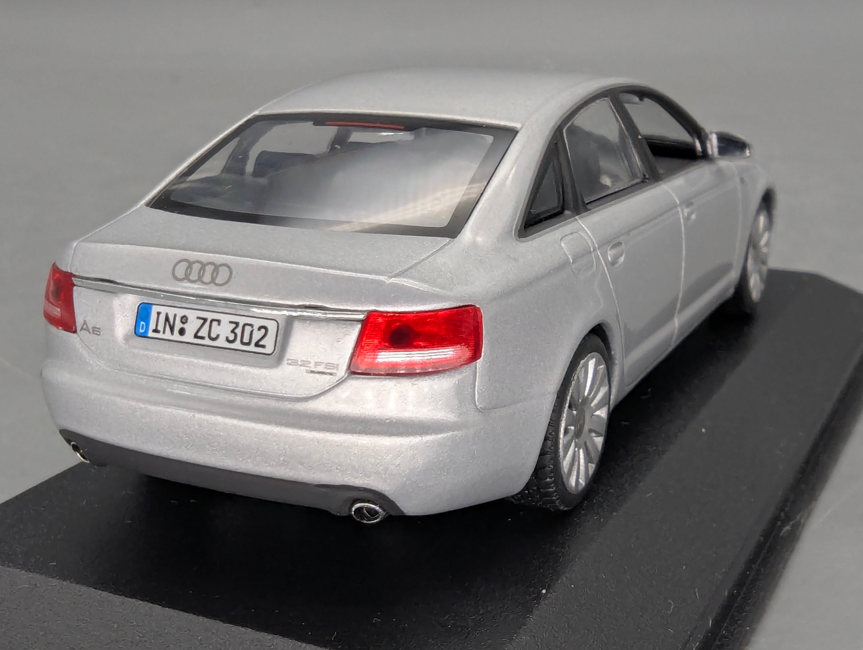 Modellautos 1:43 Minichamps Audi A6 Eissilber Metallic mit Dealer OVP