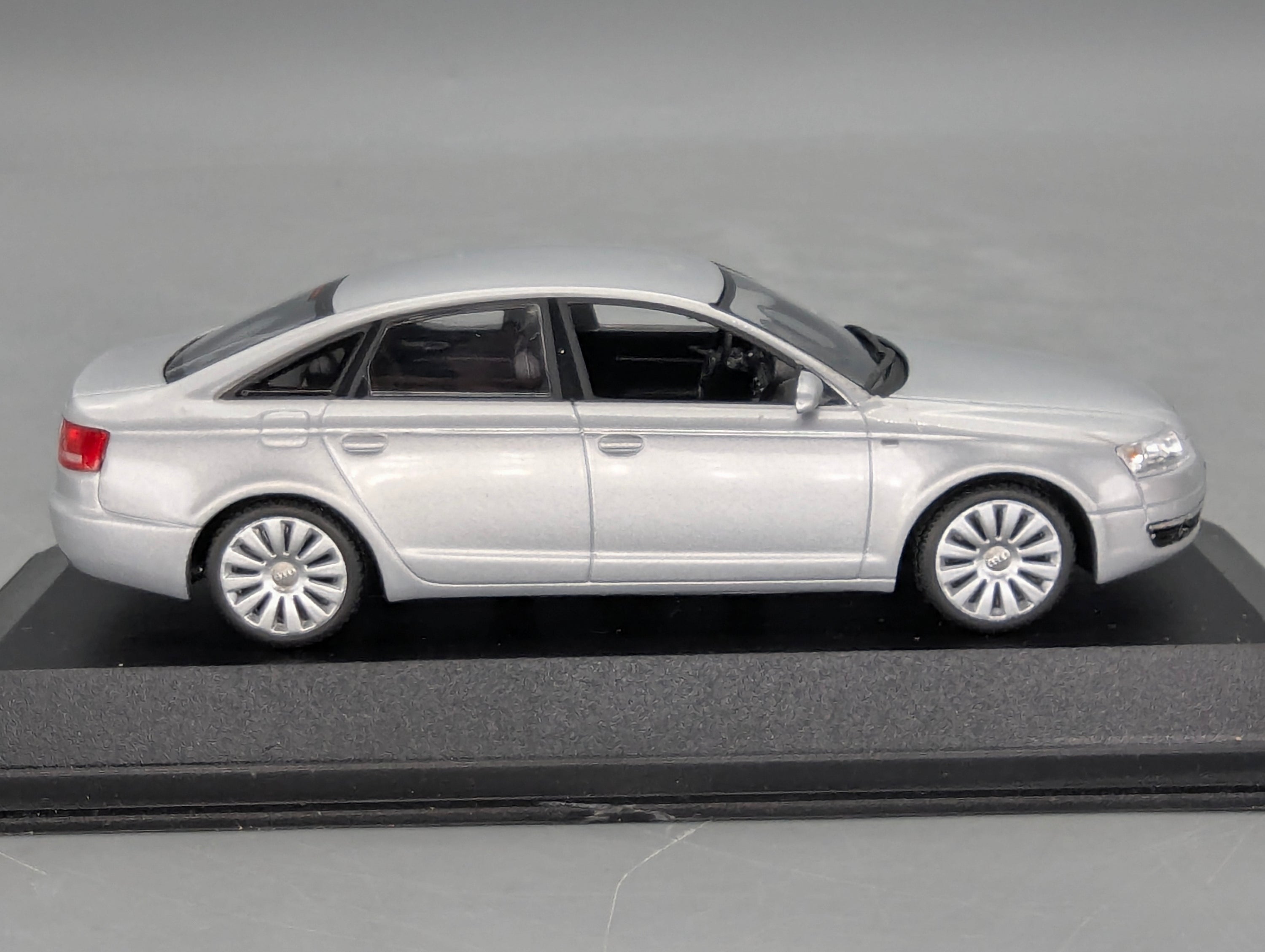 Modellautos 1:43 Minichamps Audi A6 Eissilber Metallic mit Dealer OVP