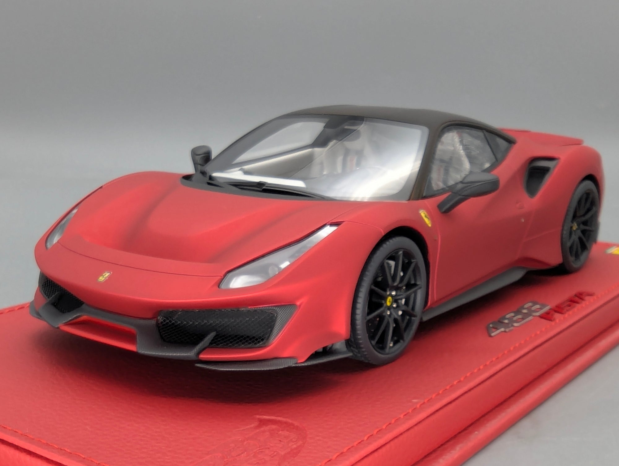 Modellautos 1:18 BBR Ferrari 488 Pista Soft Red Ltd 05/05 mit Lederplatte Vitrine OVP