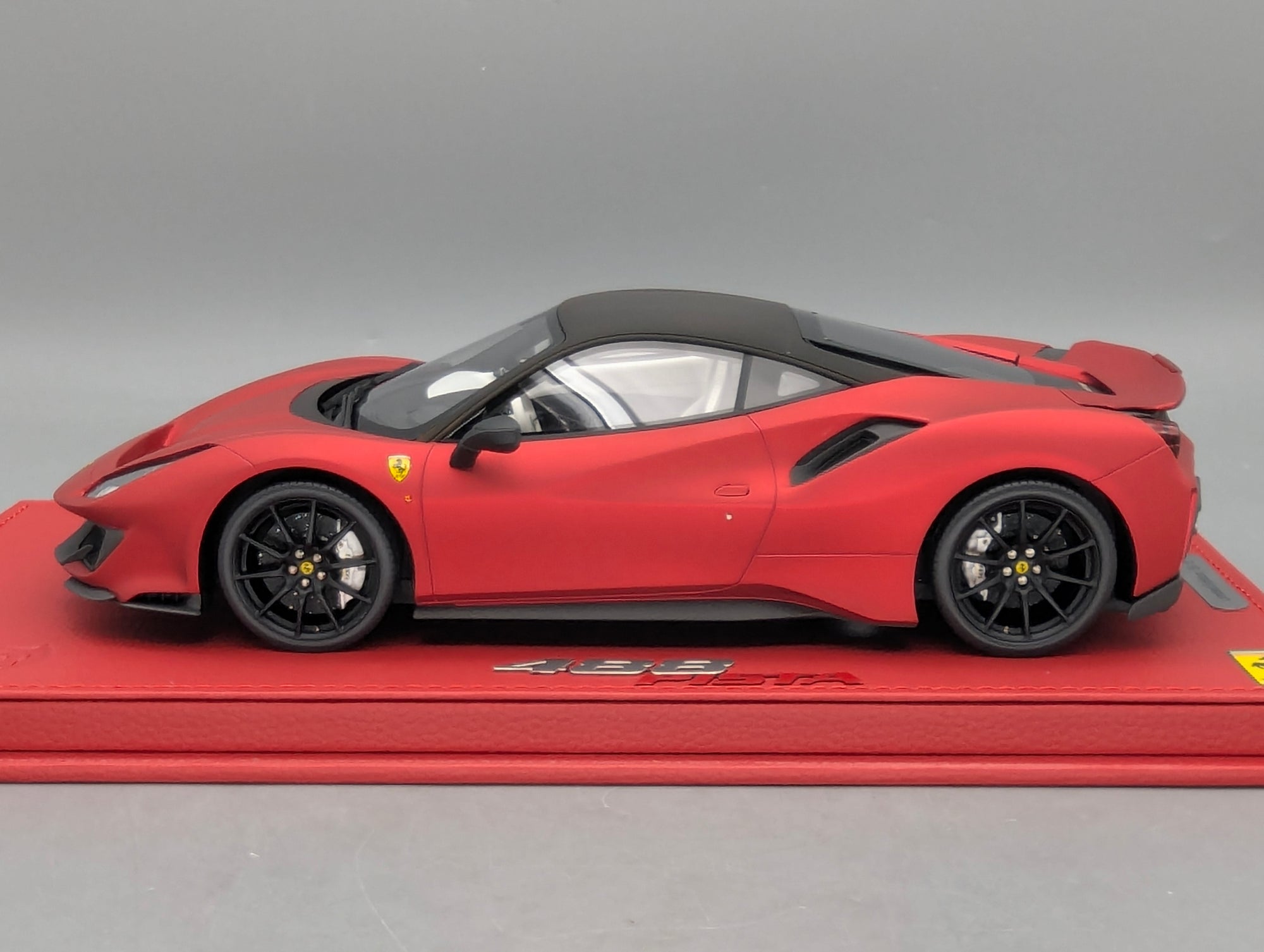 Modellautos 1:18 BBR Ferrari 488 Pista Soft Red Ltd 05/05 mit Lederplatte Vitrine OVP