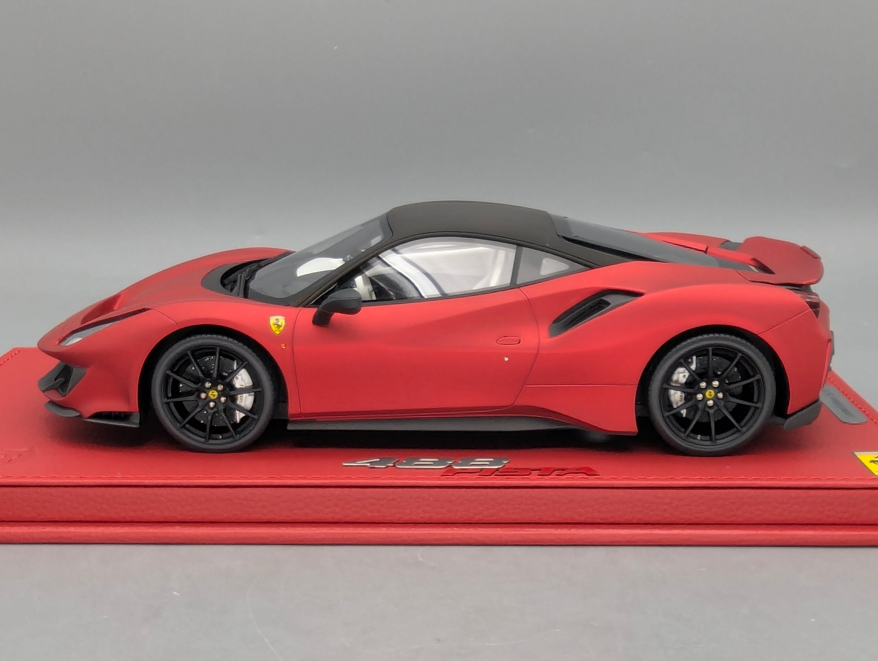 Modellautos 1:18 BBR Ferrari 488 Pista Soft Red Ltd 05/05 mit Lederplatte Vitrine OVP