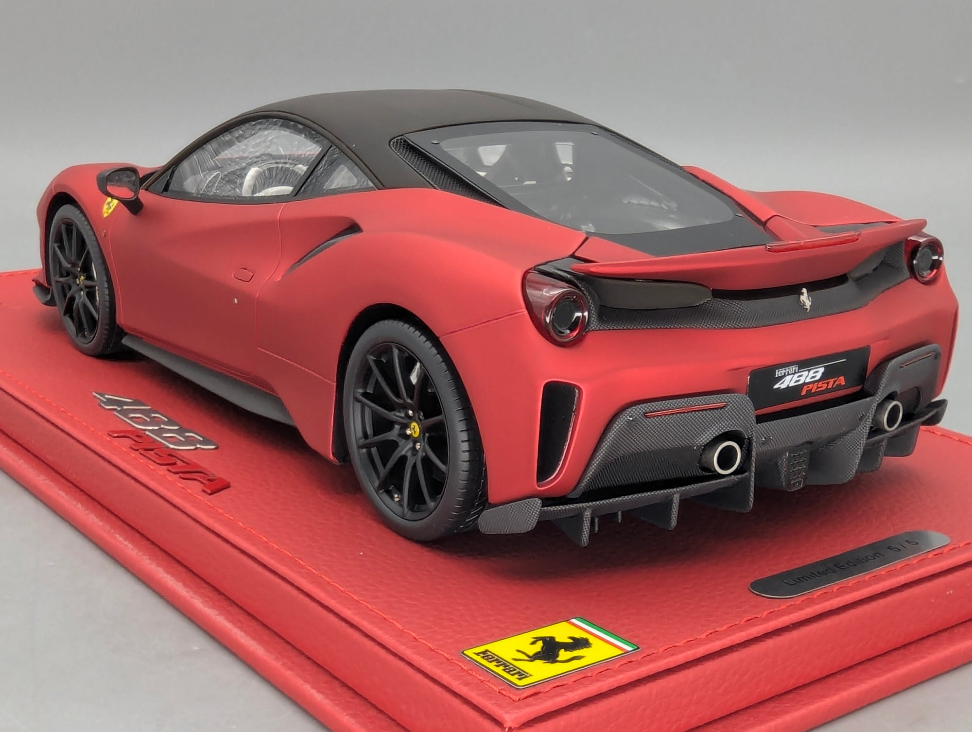 Modellautos 1:18 BBR Ferrari 488 Pista Soft Red Ltd 05/05 mit Lederplatte Vitrine OVP