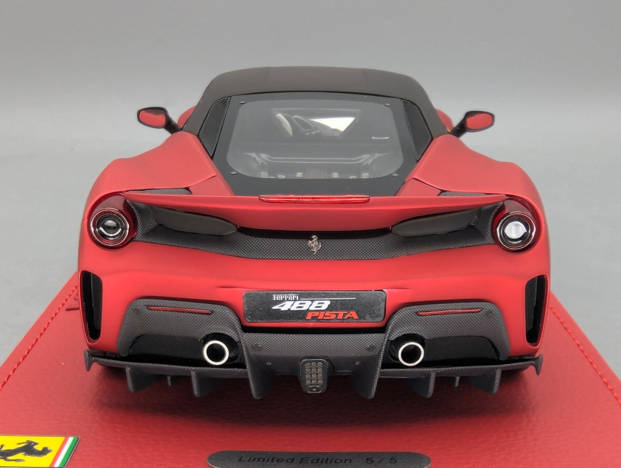 Modellautos 1:18 BBR Ferrari 488 Pista Soft Red Ltd 05/05 mit Lederplatte Vitrine OVP