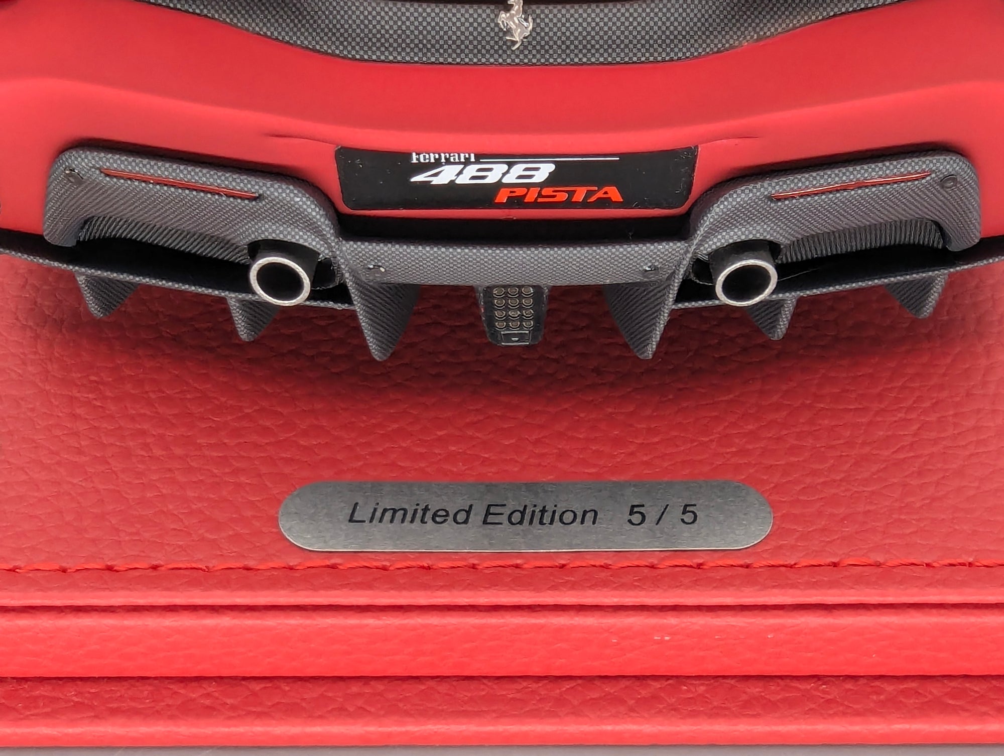Modellautos 1:18 BBR Ferrari 488 Pista Soft Red Ltd 05/05 mit Lederplatte Vitrine OVP
