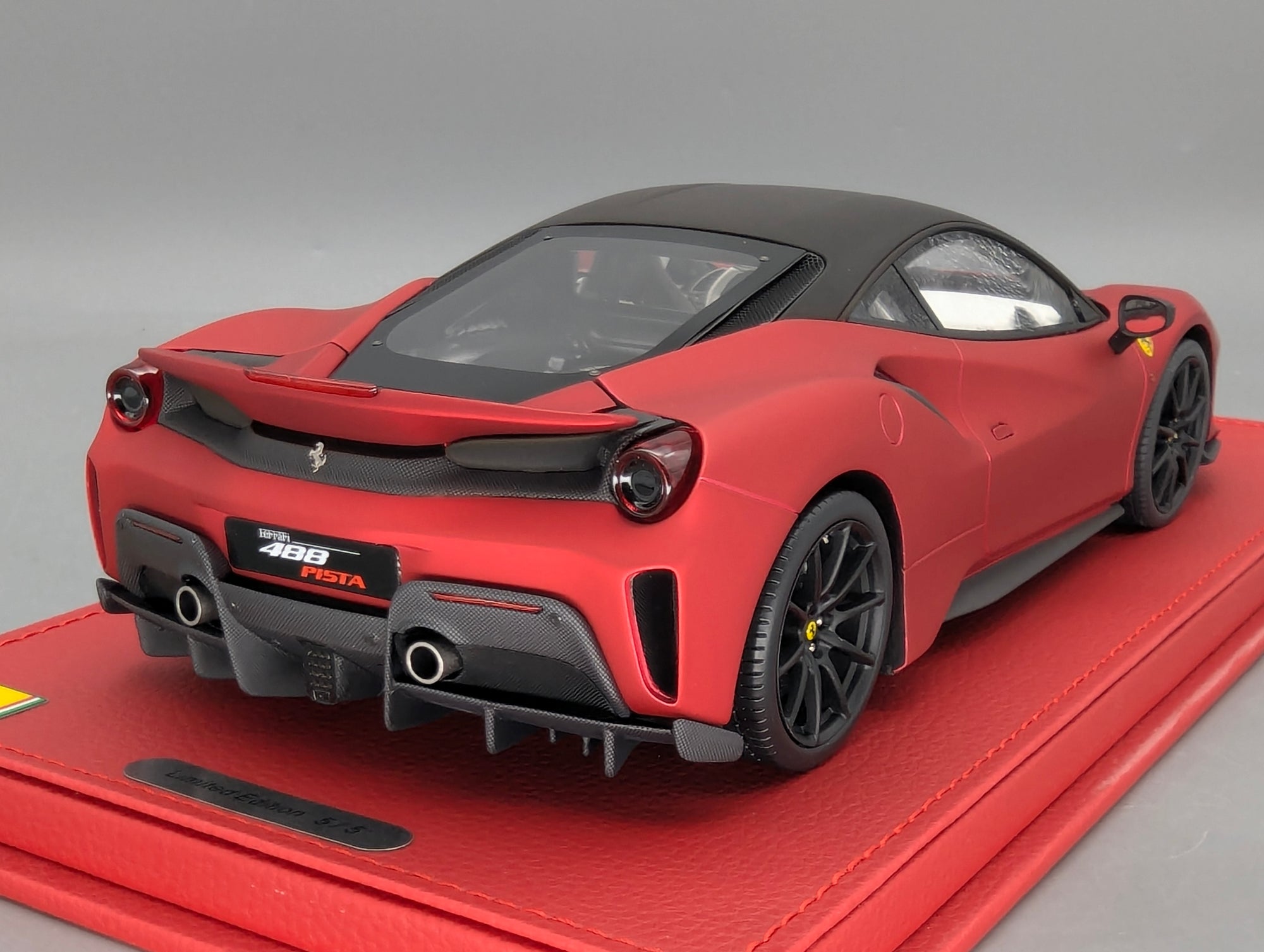 Modellautos 1:18 BBR Ferrari 488 Pista Soft Red Ltd 05/05 mit Lederplatte Vitrine OVP