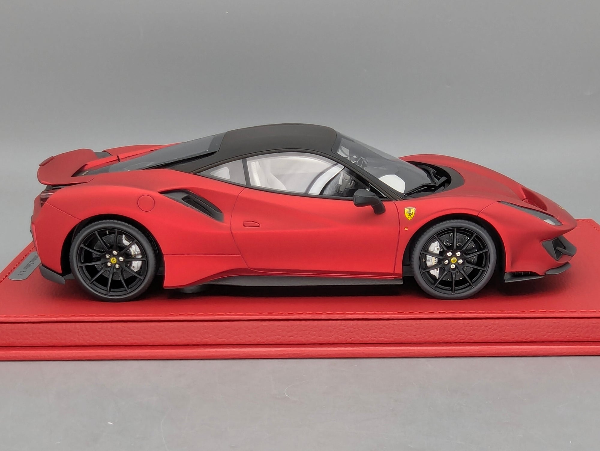 Modellautos 1:18 BBR Ferrari 488 Pista Soft Red Ltd 05/05 mit Lederplatte Vitrine OVP