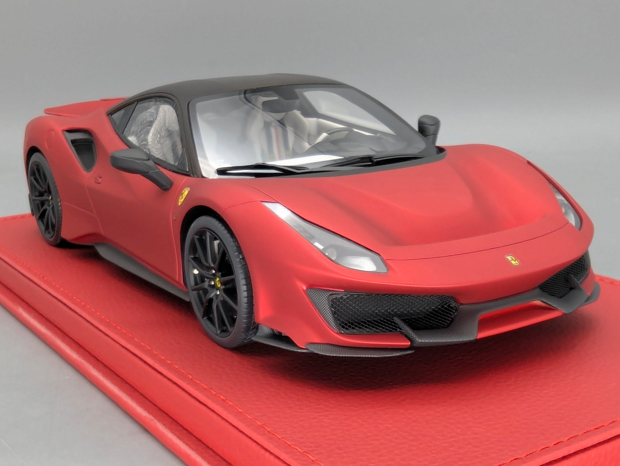 Modellautos 1:18 BBR Ferrari 488 Pista Soft Red Ltd 05/05 mit Lederplatte Vitrine OVP