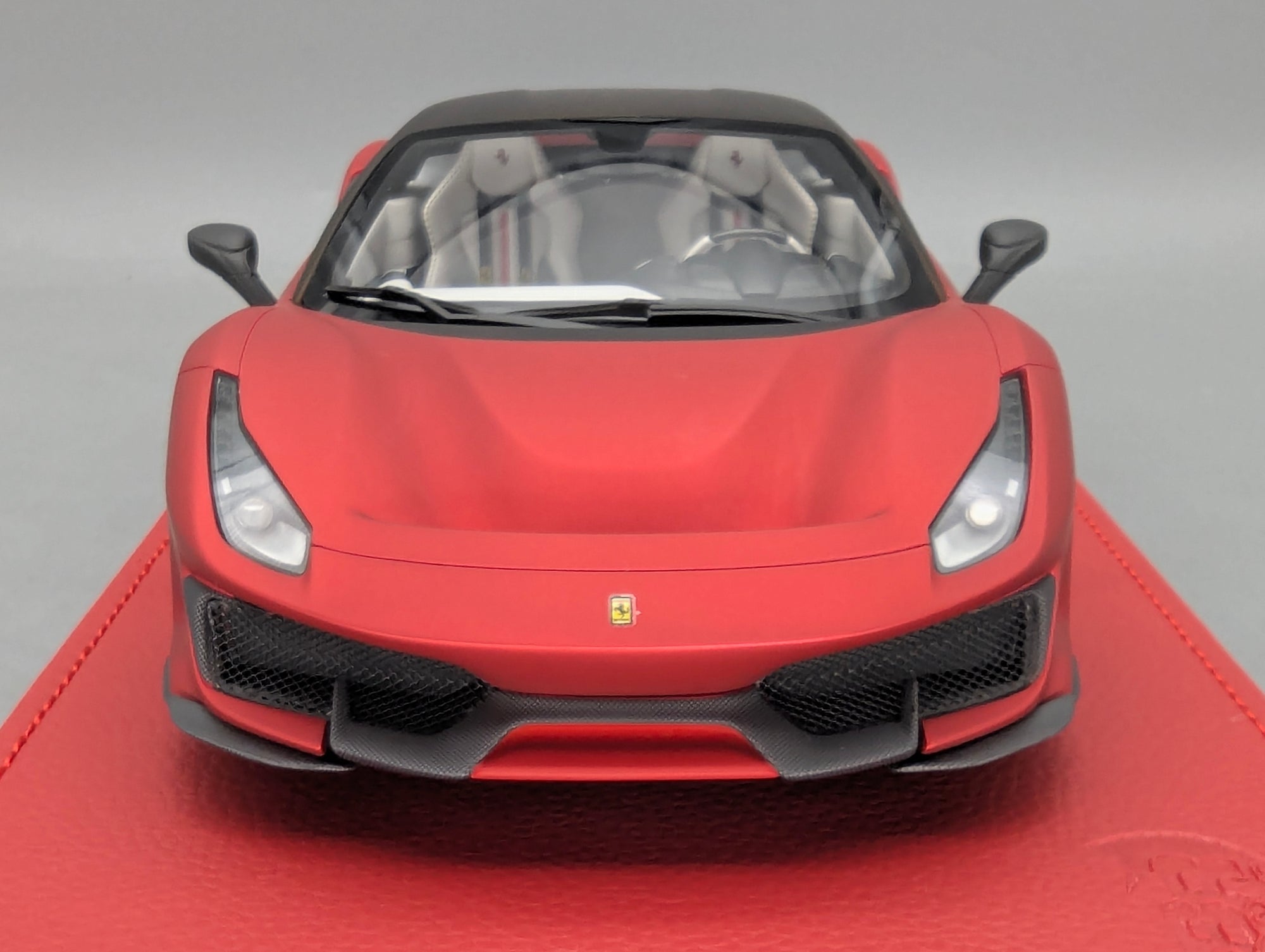 Modellautos 1:18 BBR Ferrari 488 Pista Soft Red Ltd 05/05 mit Lederplatte Vitrine OVP
